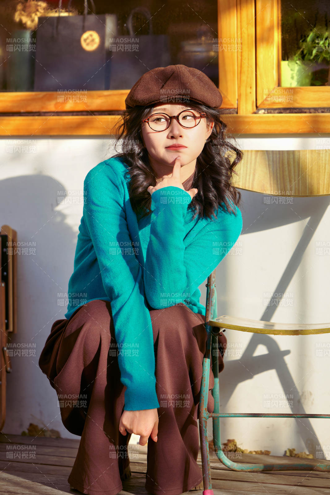 冬日午后在城市戶外享受陽光的亞洲美女