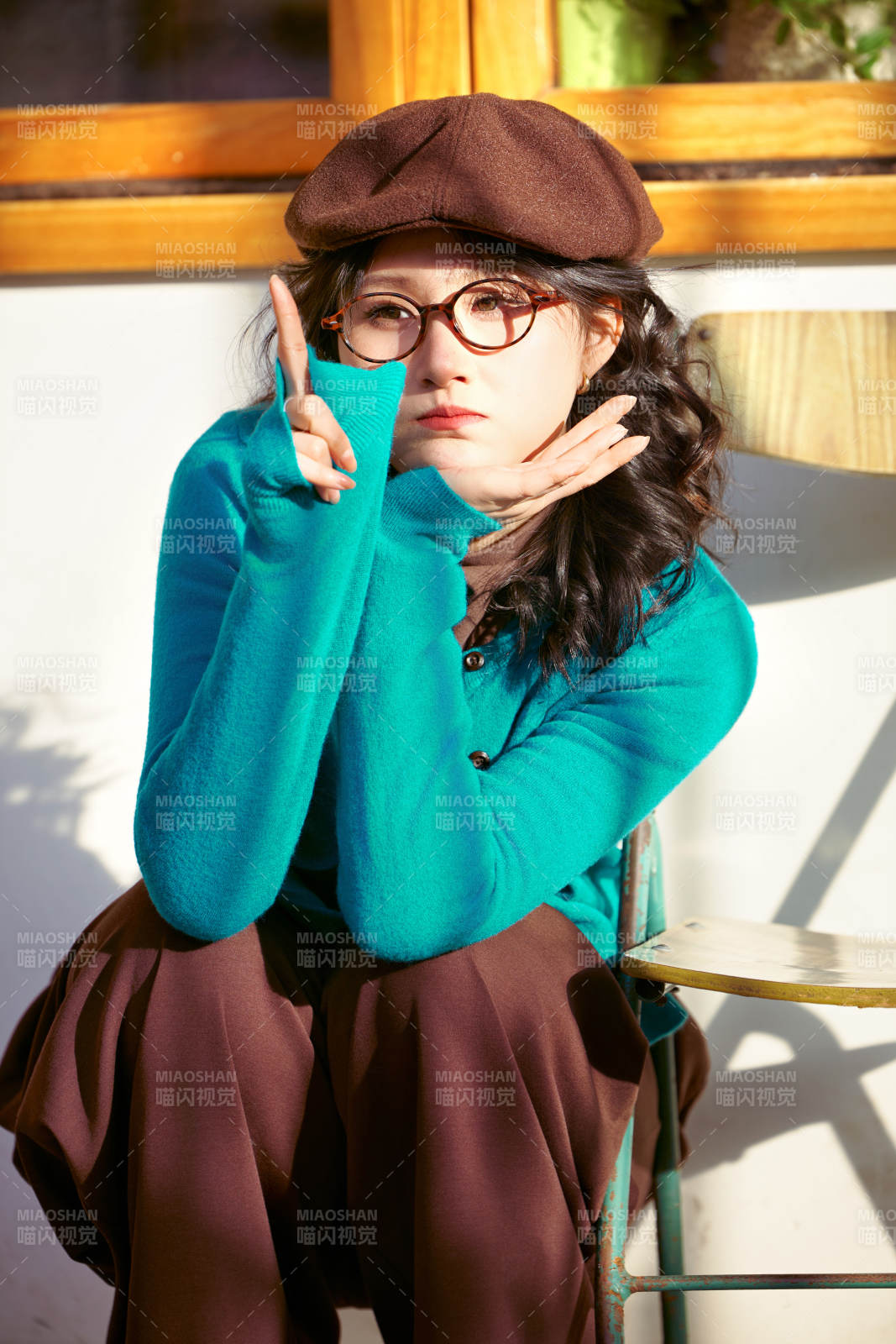 冬日午后在城市戶外享受陽光的亞洲美女