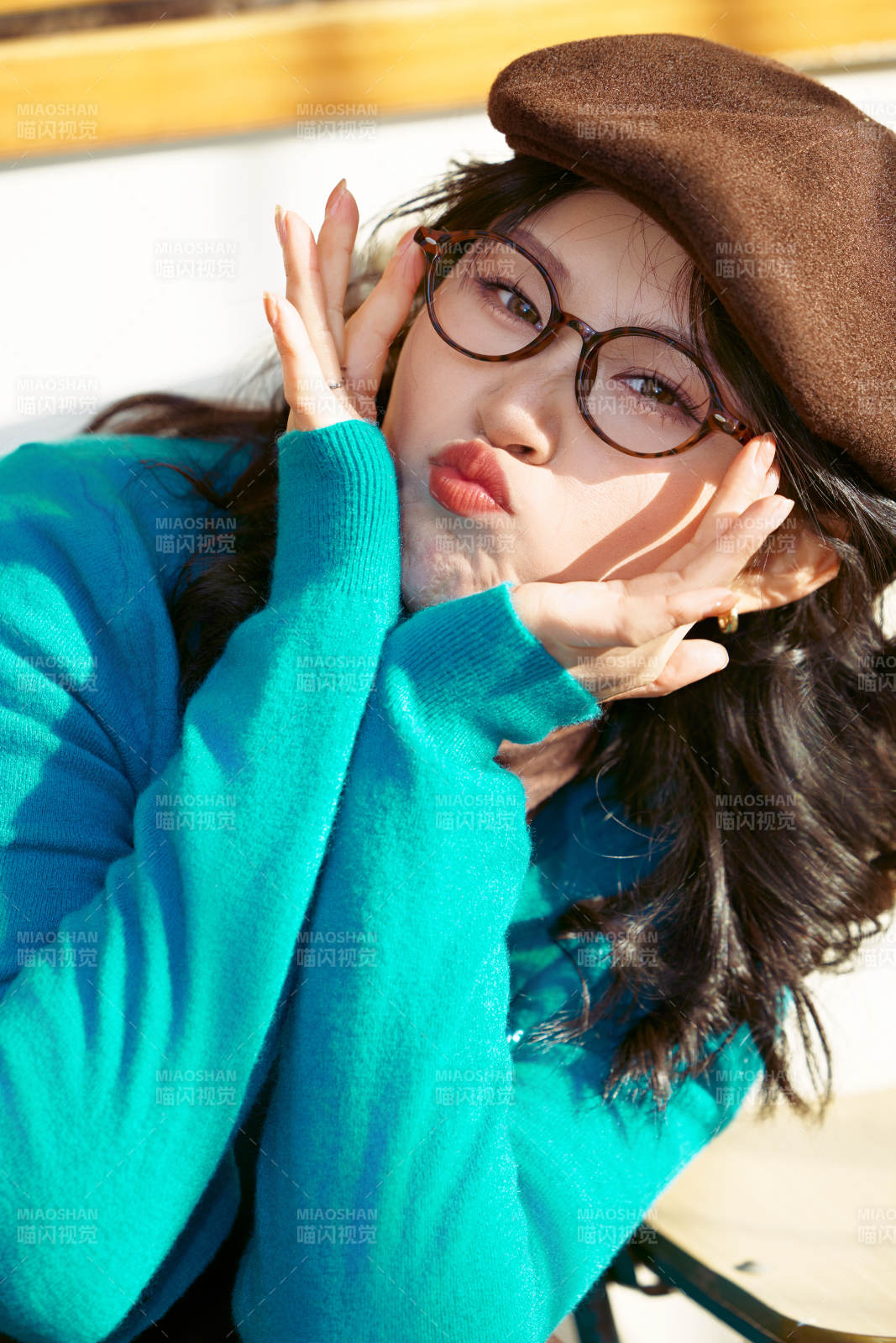 冬日午后在城市戶外享受陽(yáng)光的亞洲美女