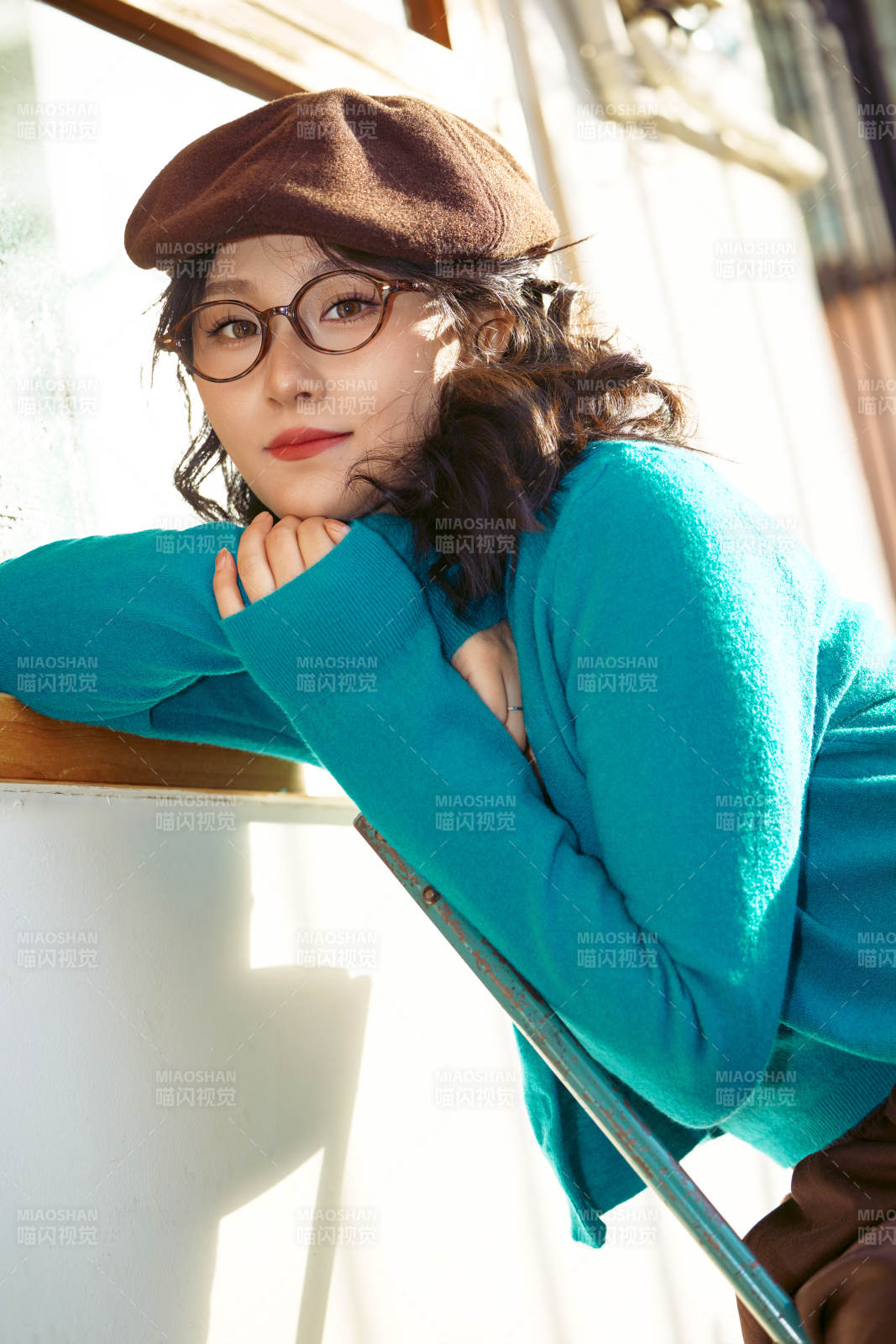 冬日午后在城市戶外享受陽光的亞洲美女