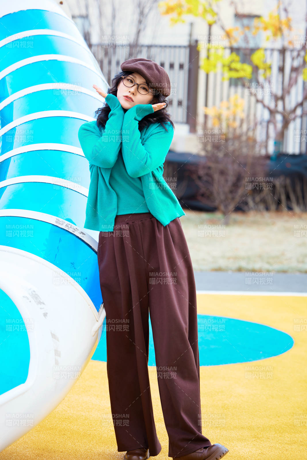 初冬季節在戶外拍照的亞洲美女