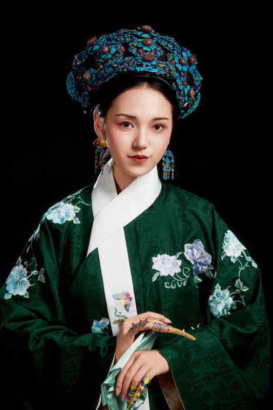 展示中国清朝宫廷服饰的亚洲女性