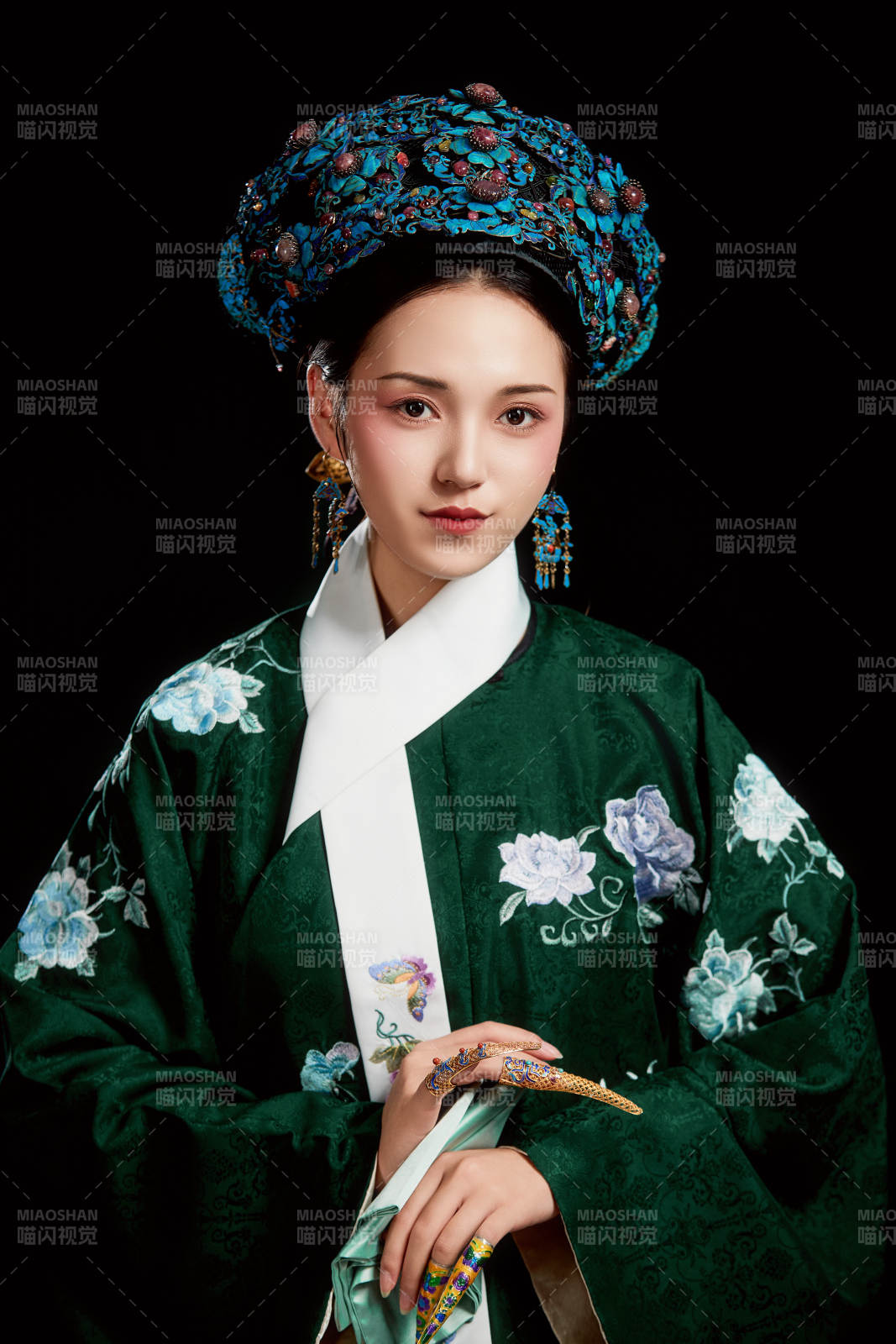 展示中国清朝宫廷服饰的亚洲女性