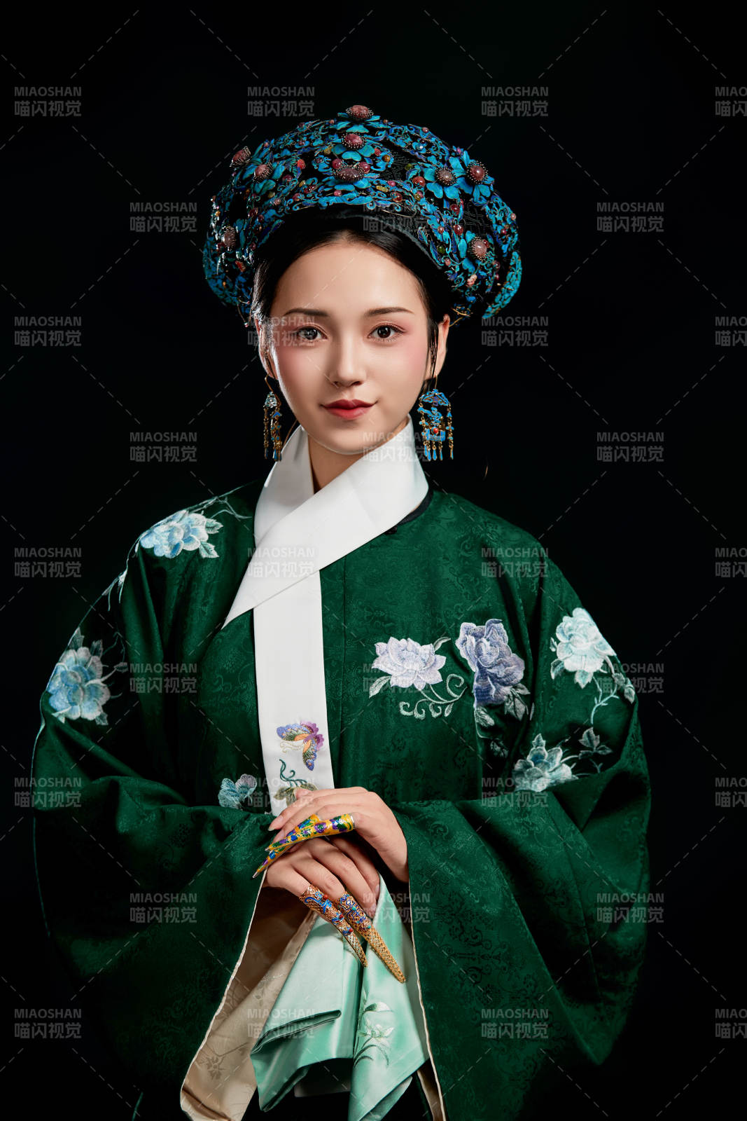 展示中国清朝宫廷服饰的亚洲女性