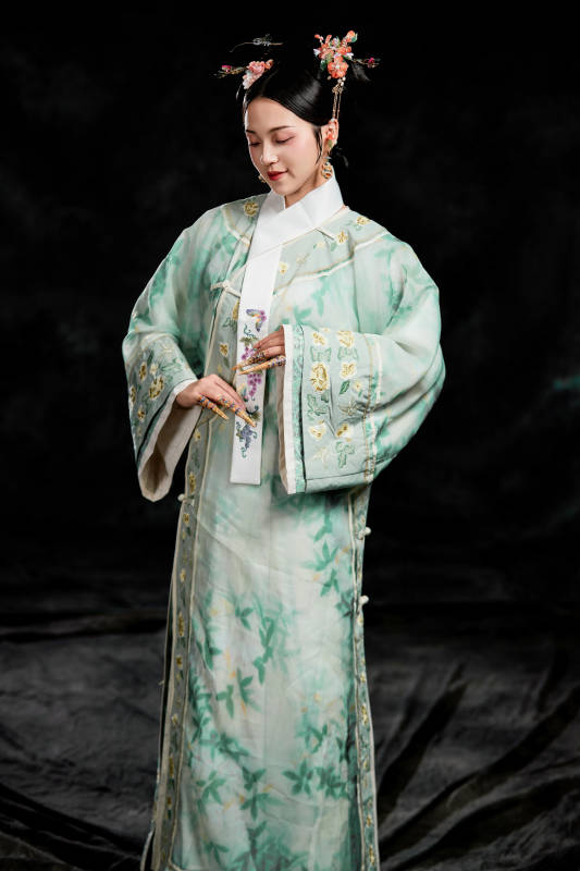 展示中国清朝宫廷服饰的亚洲女性