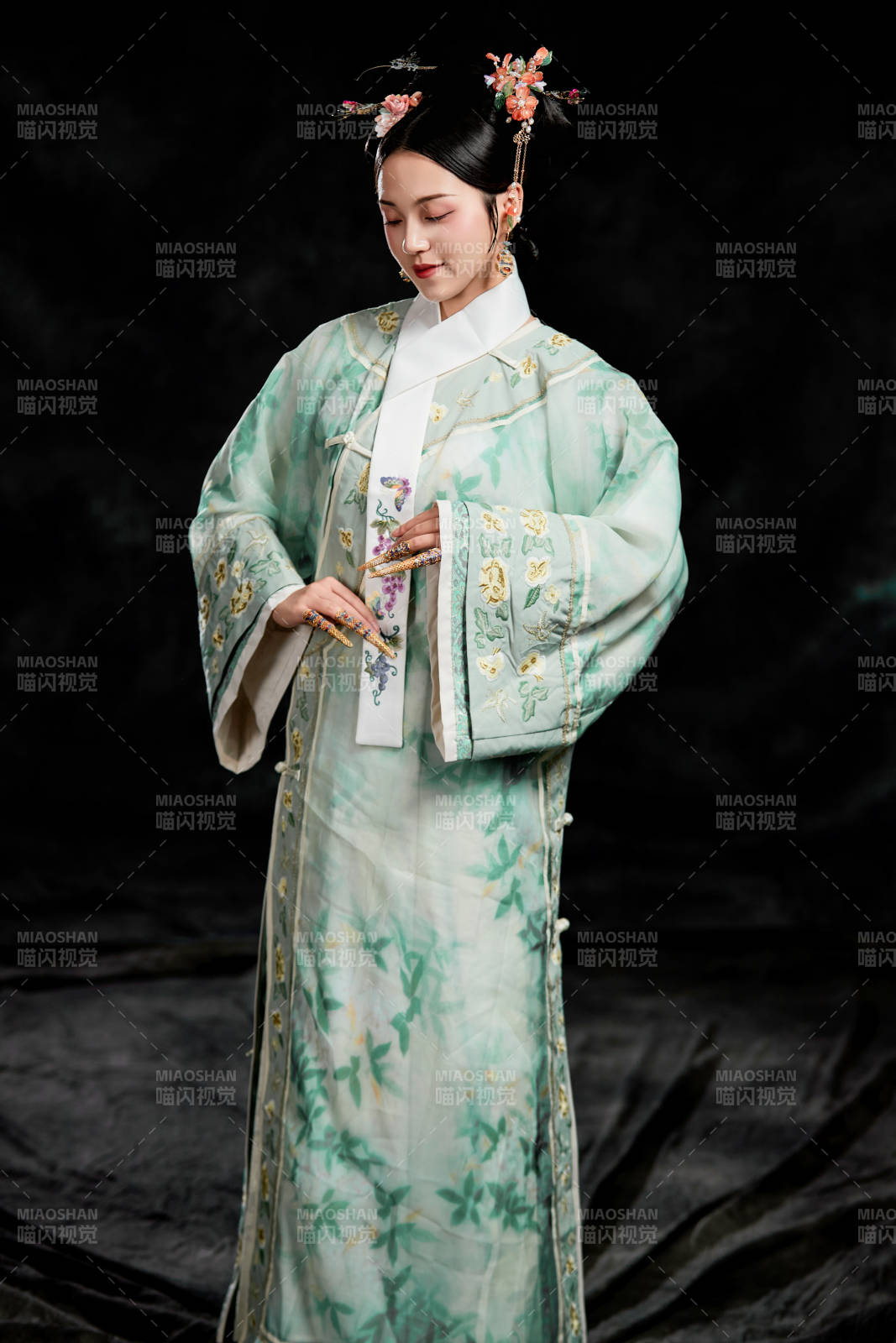 展示中国清朝宫廷服饰的亚洲女性