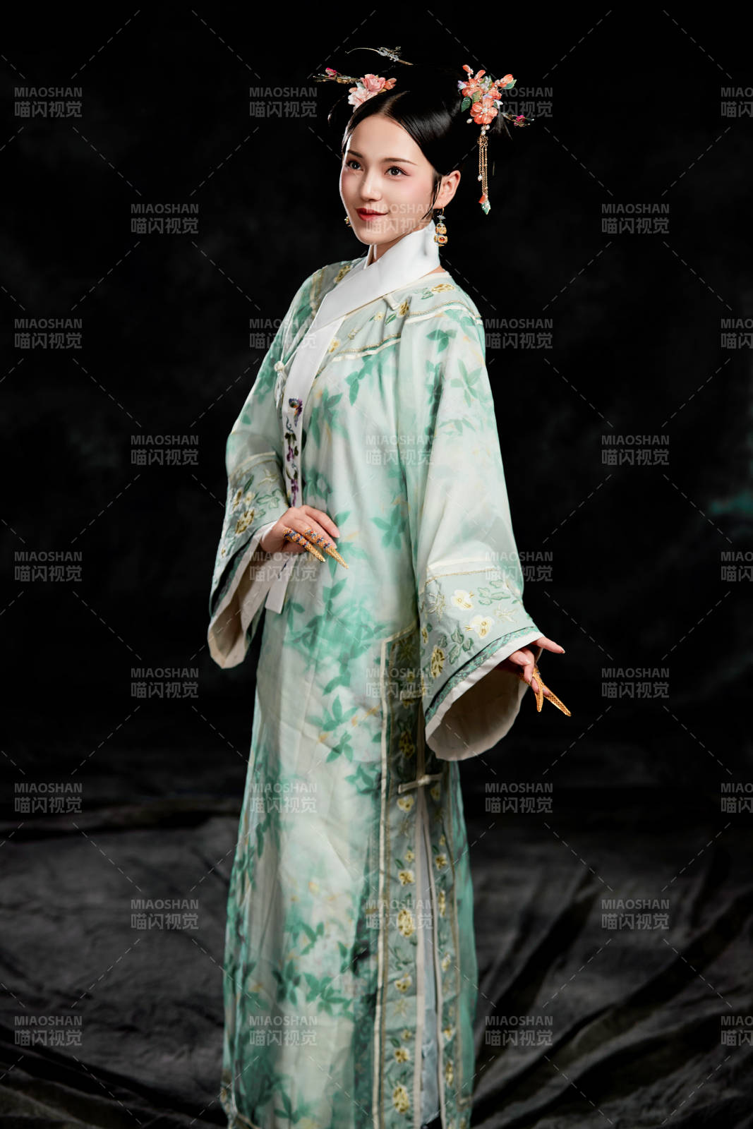 展示中国清朝宫廷服饰的亚洲女性