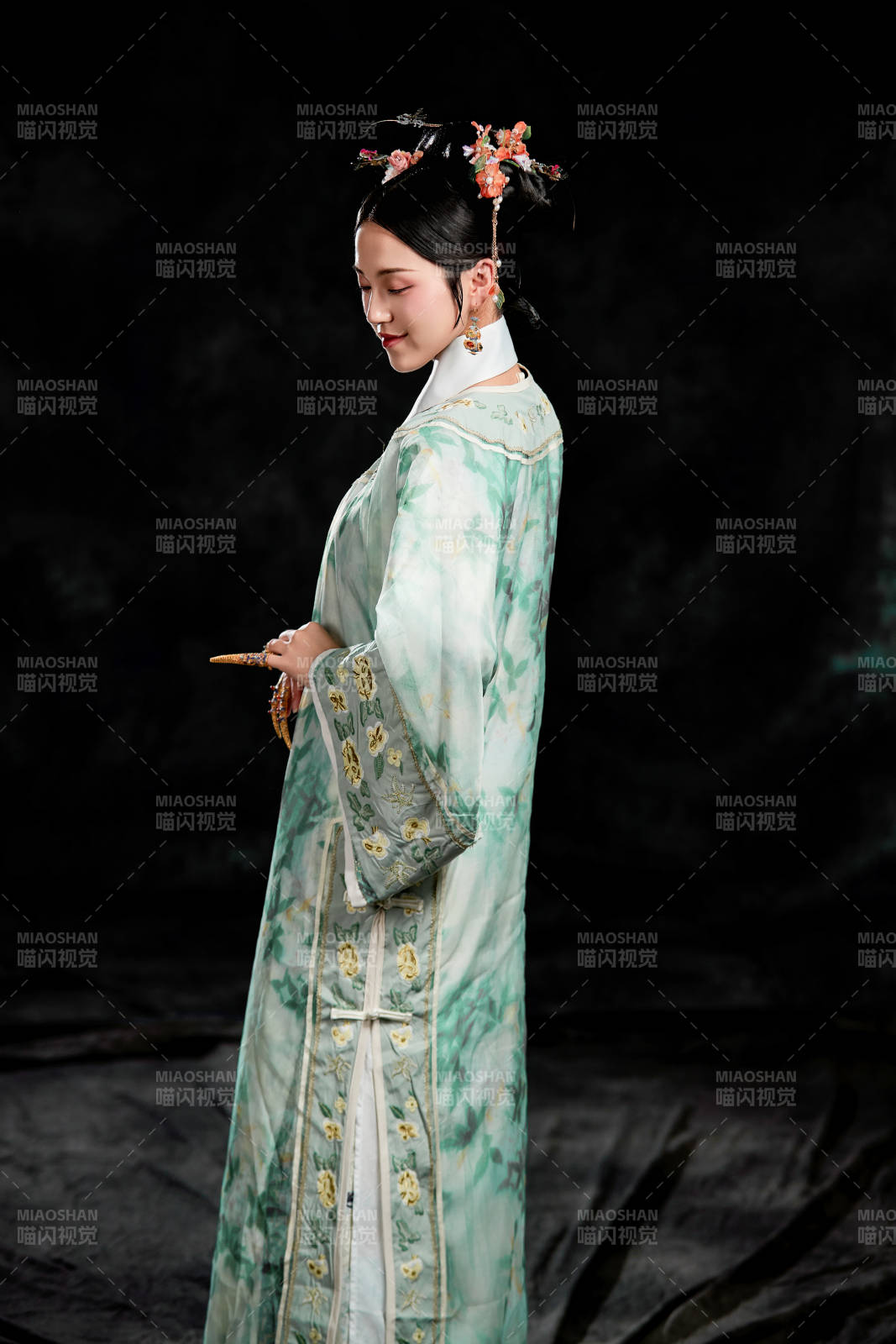 展示中國清朝宮廷服飾的亞洲女性