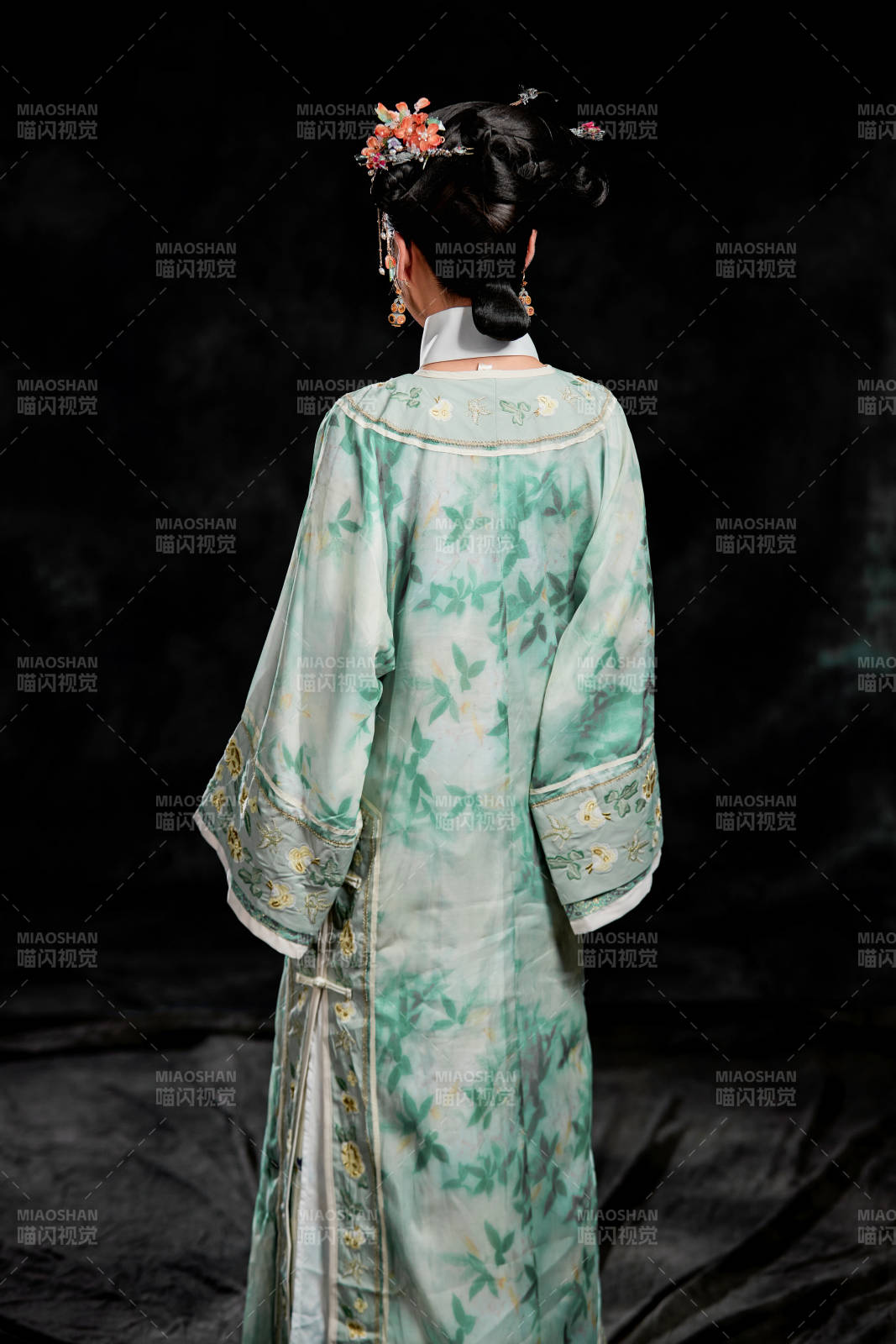 展示中國清朝宮廷服飾的亞洲女性