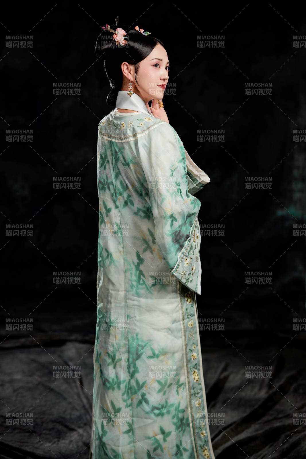 展示中國清朝宮廷服飾的亞洲女性