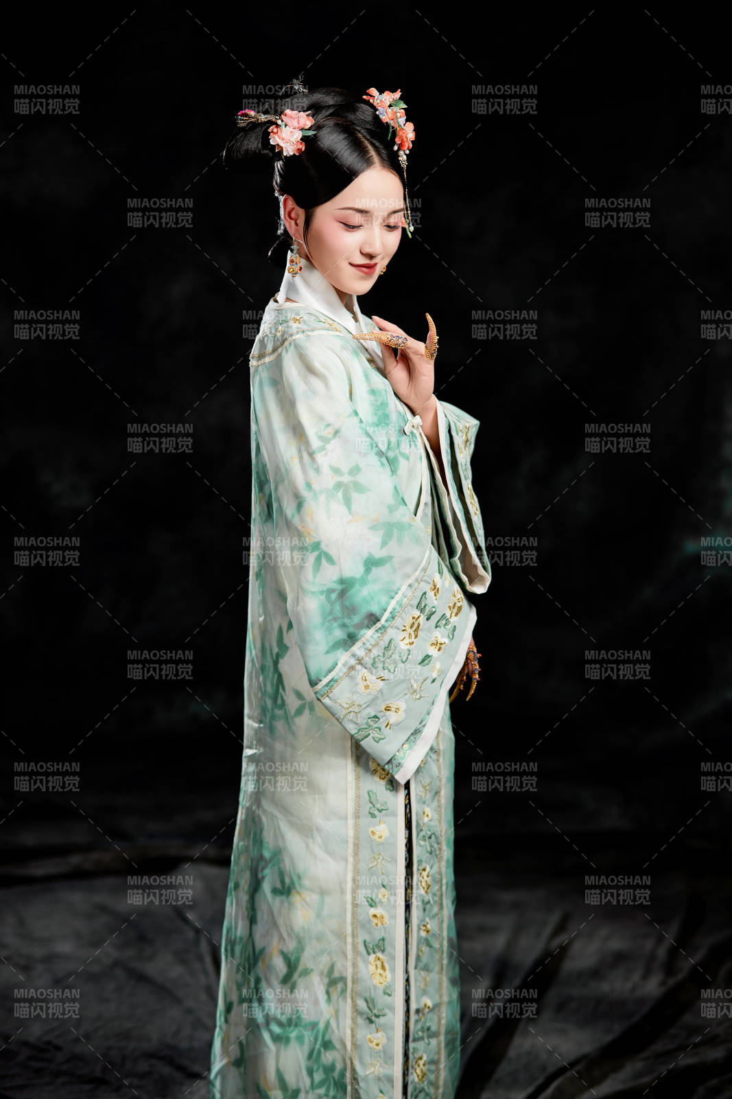 展示中國清朝宮廷服飾的亞洲女性