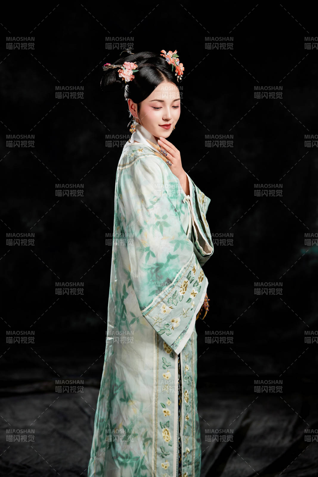 展示中國清朝宮廷服飾的亞洲女性