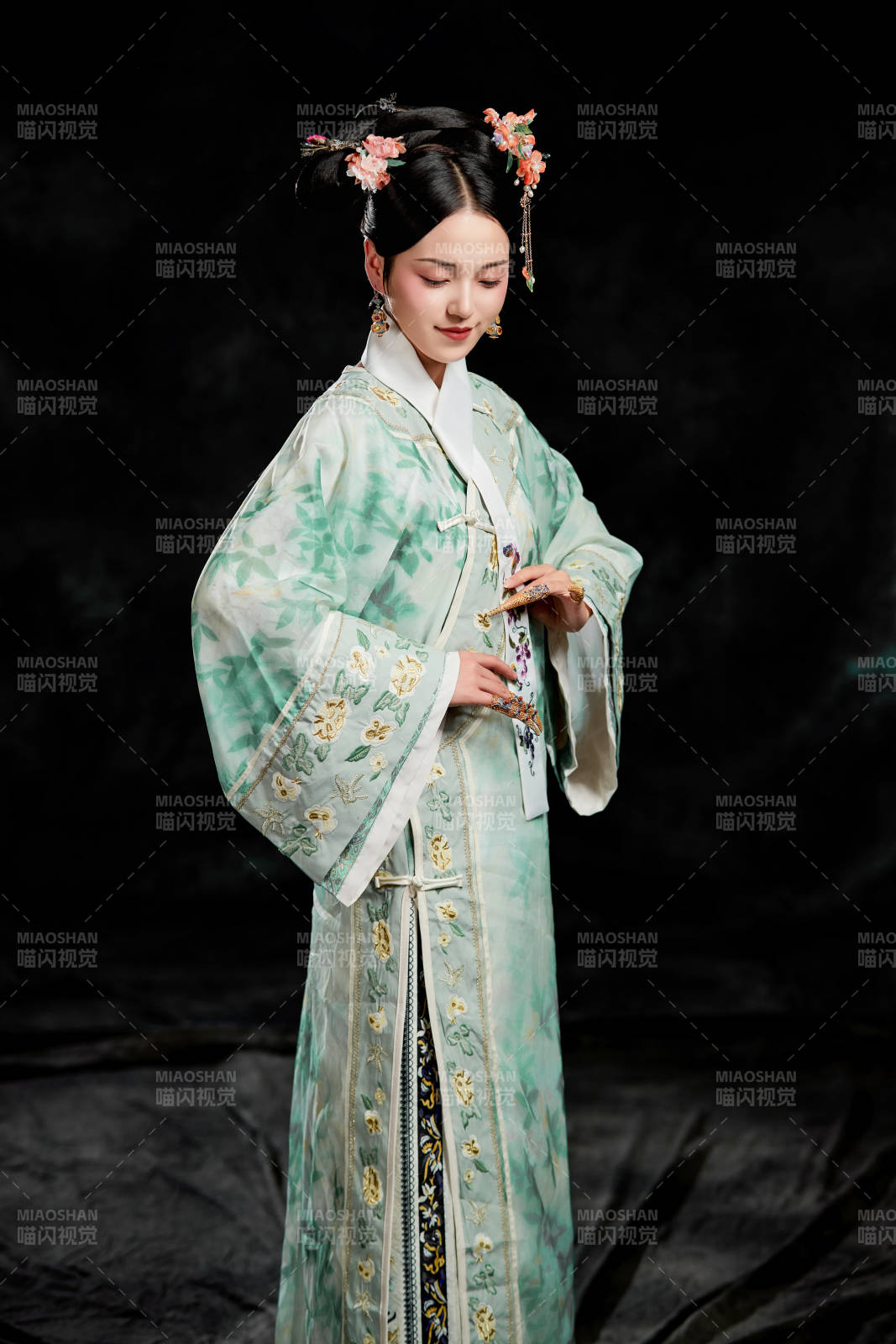 展示中國清朝宮廷服飾的亞洲女性