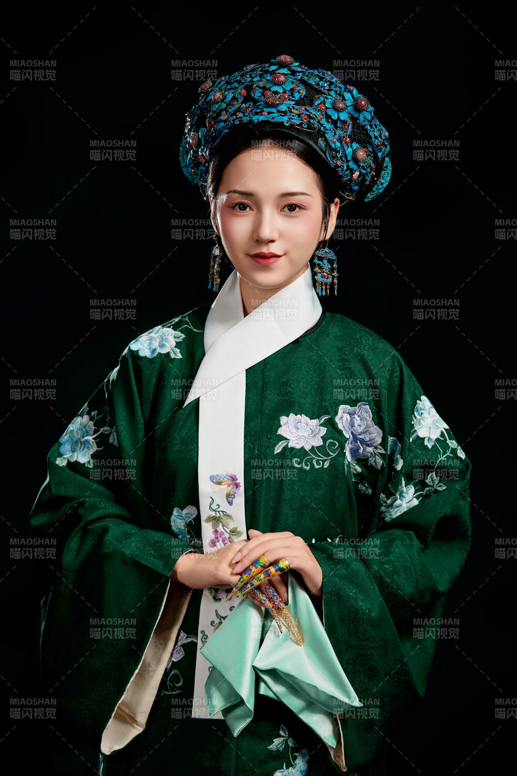 展示中國清朝宮廷服飾的亞洲女性