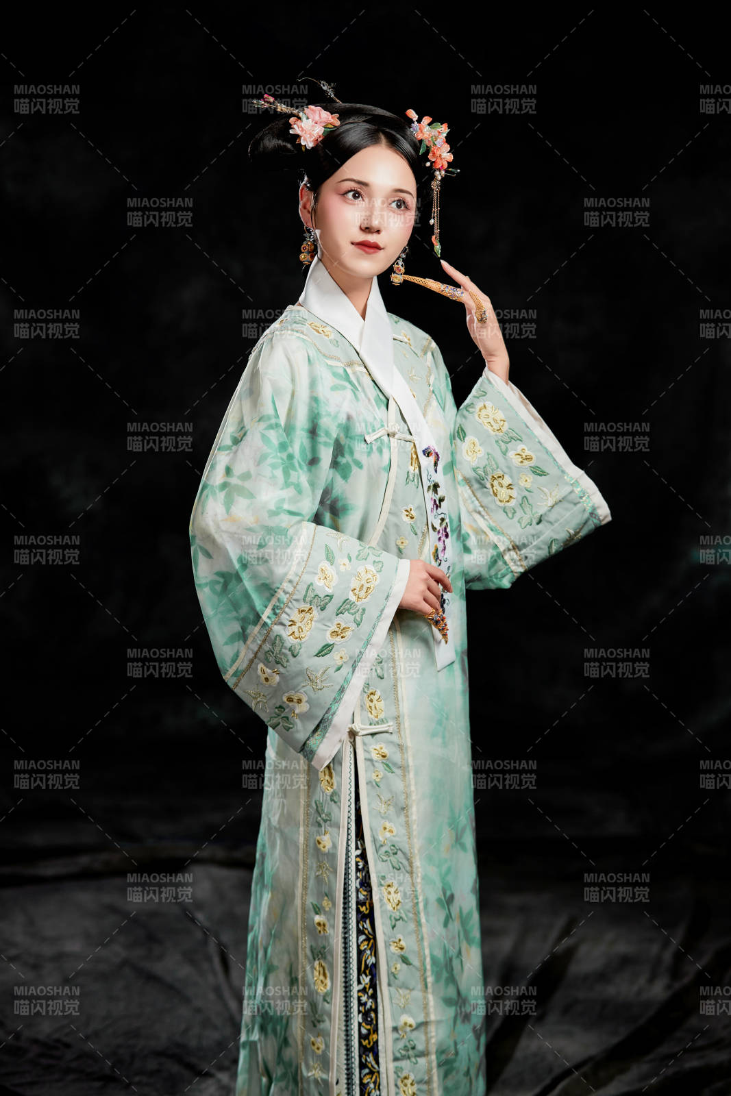 展示中國清朝宮廷服飾的亞洲女性