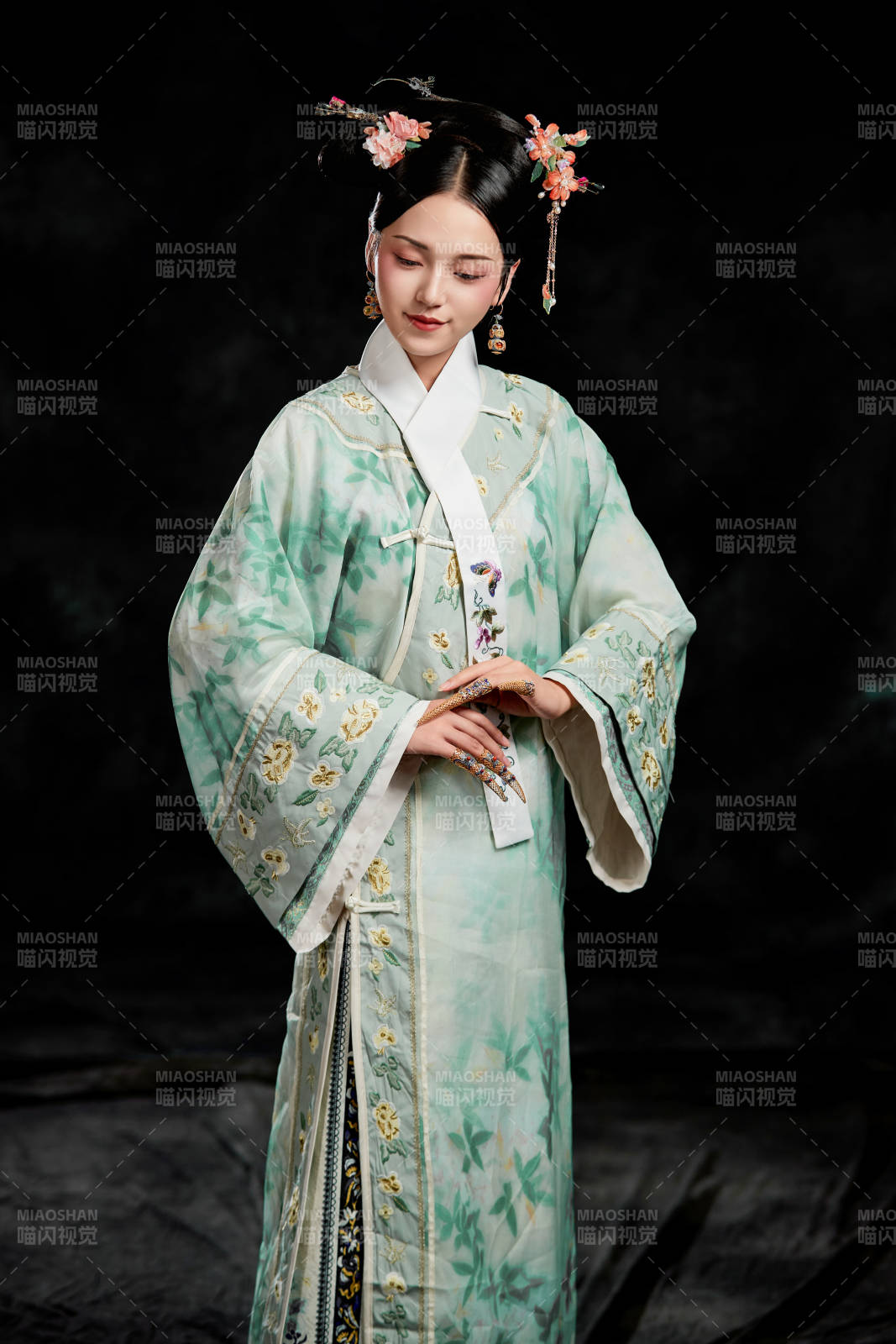 展示中國清朝宮廷服飾的亞洲女性