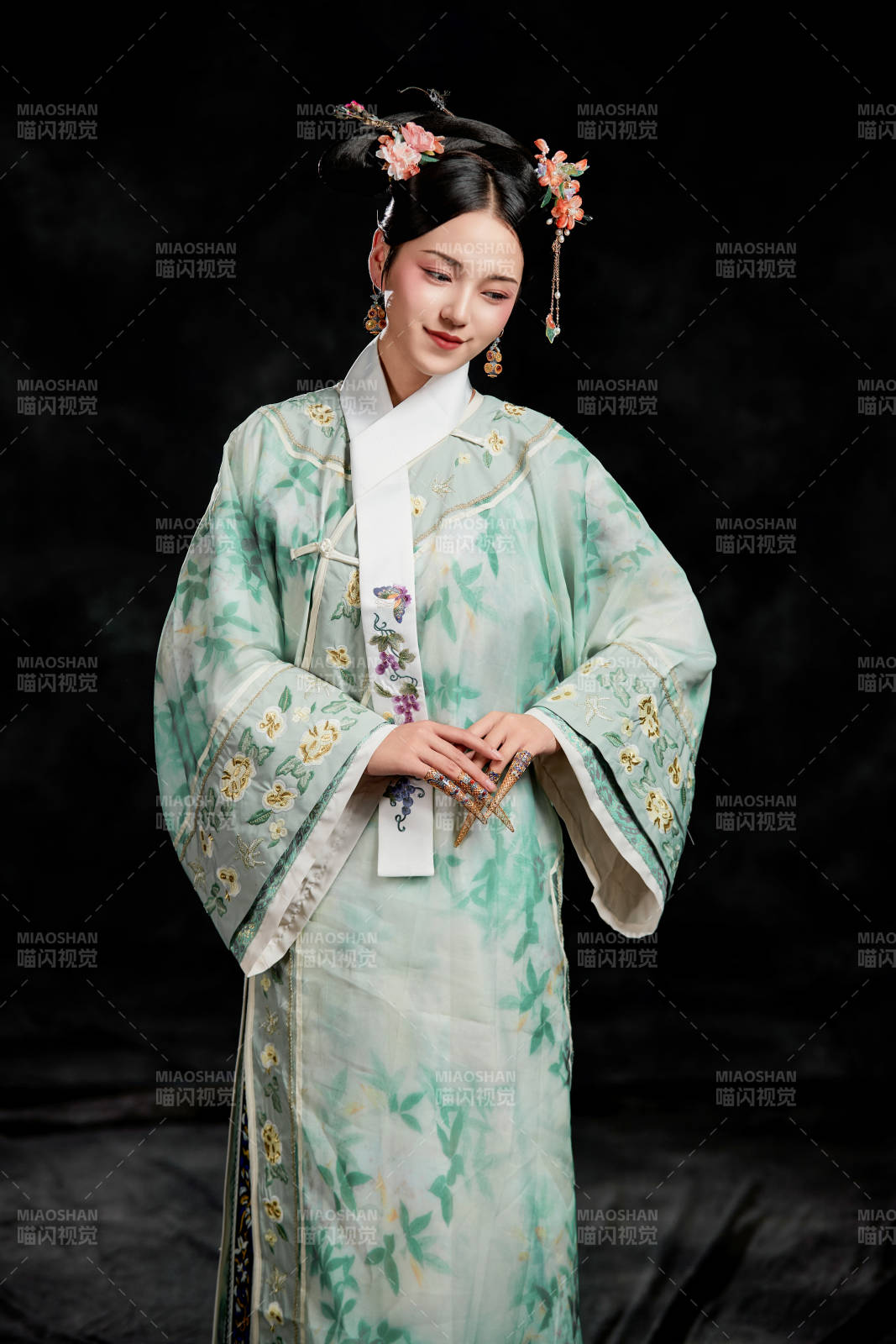 展示中國(guó)清朝宮廷服飾的亞洲女性