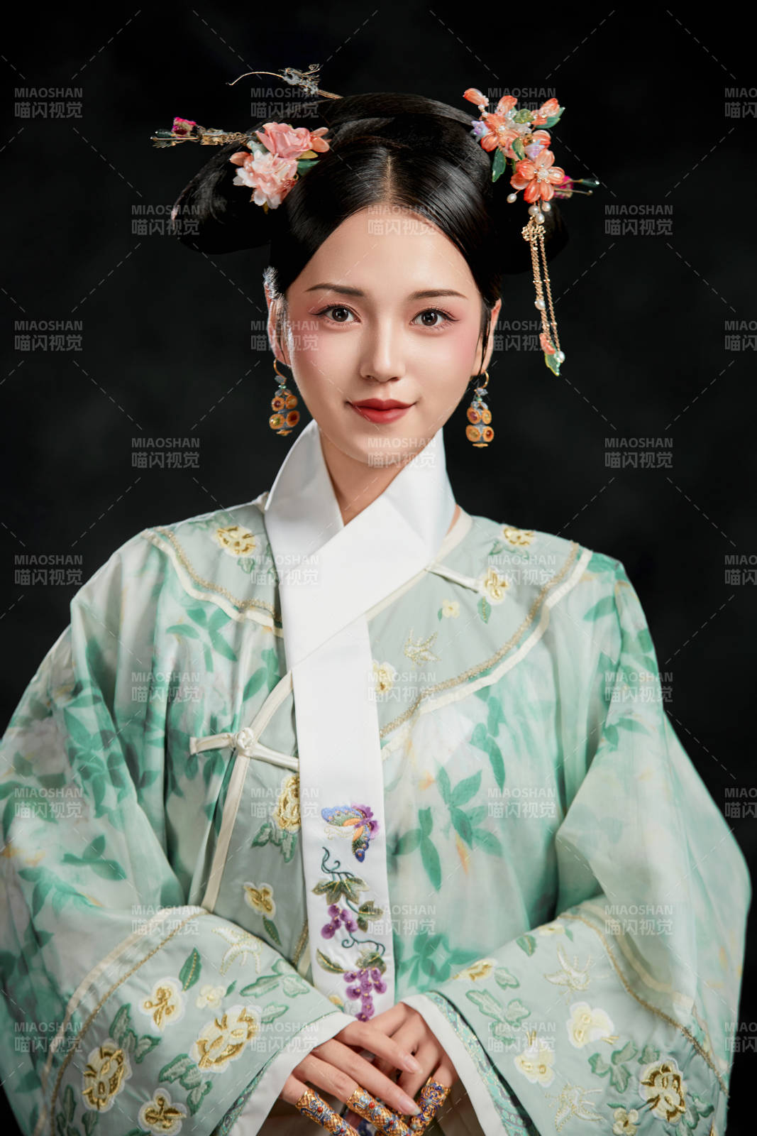 展示中國清朝宮廷服飾的亞洲女性