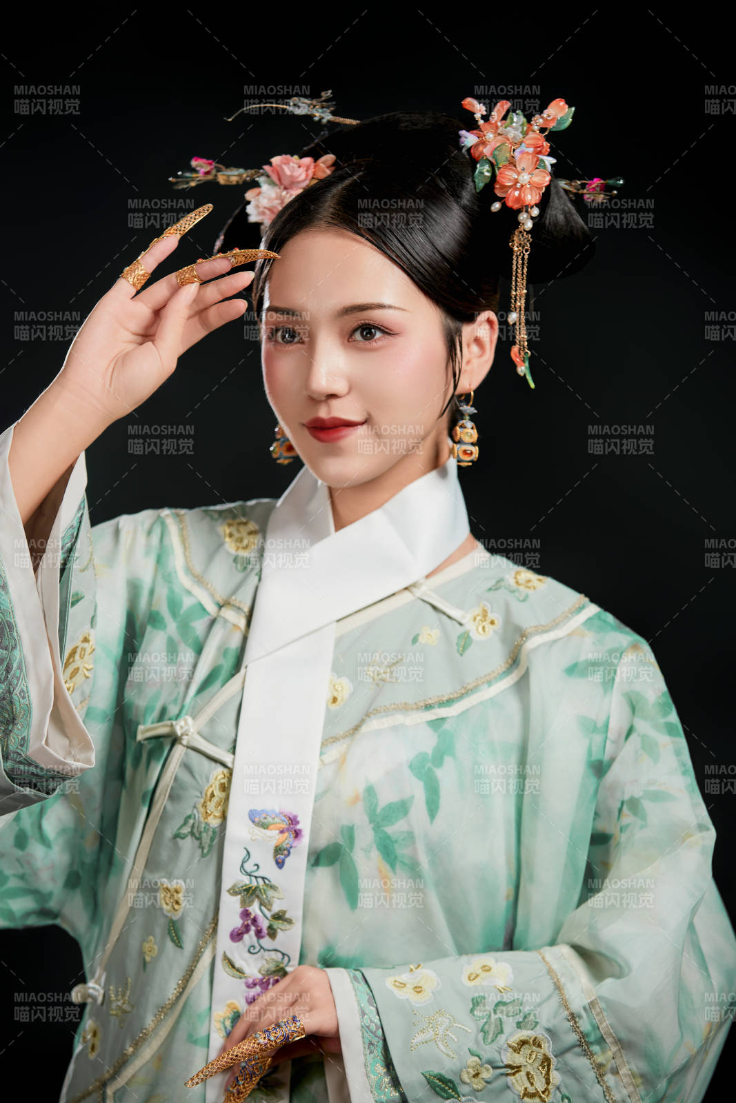 展示中國清朝宮廷服飾的亞洲女性