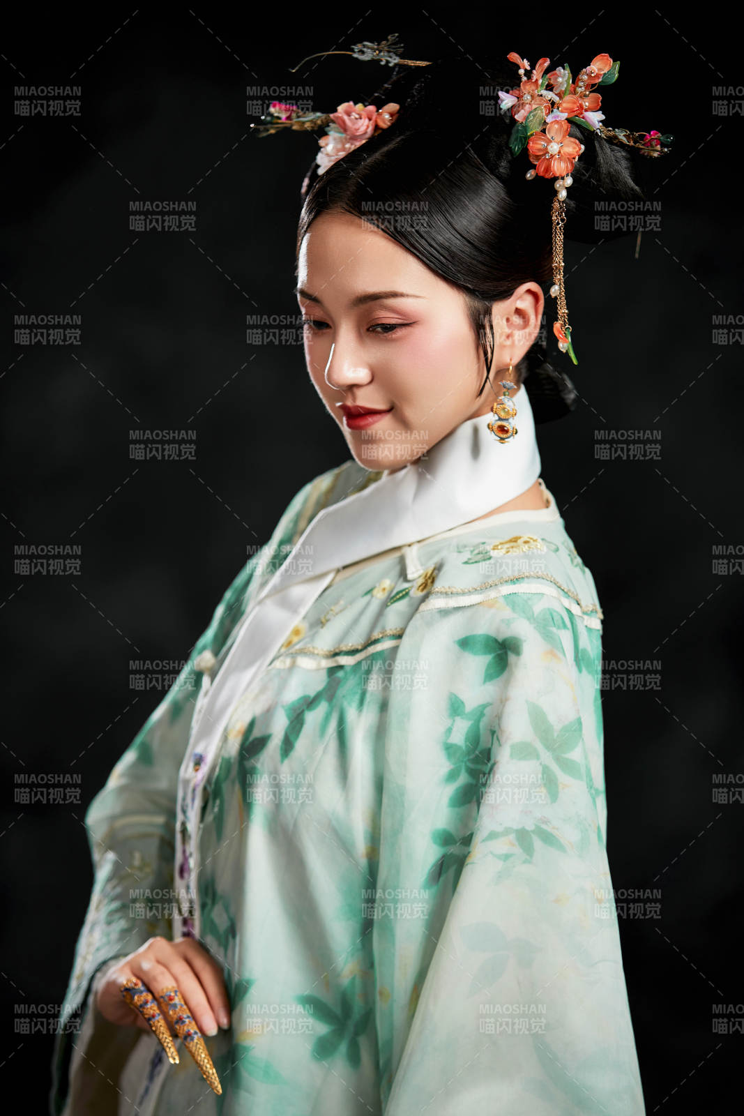 展示中國清朝宮廷服飾的亞洲女性