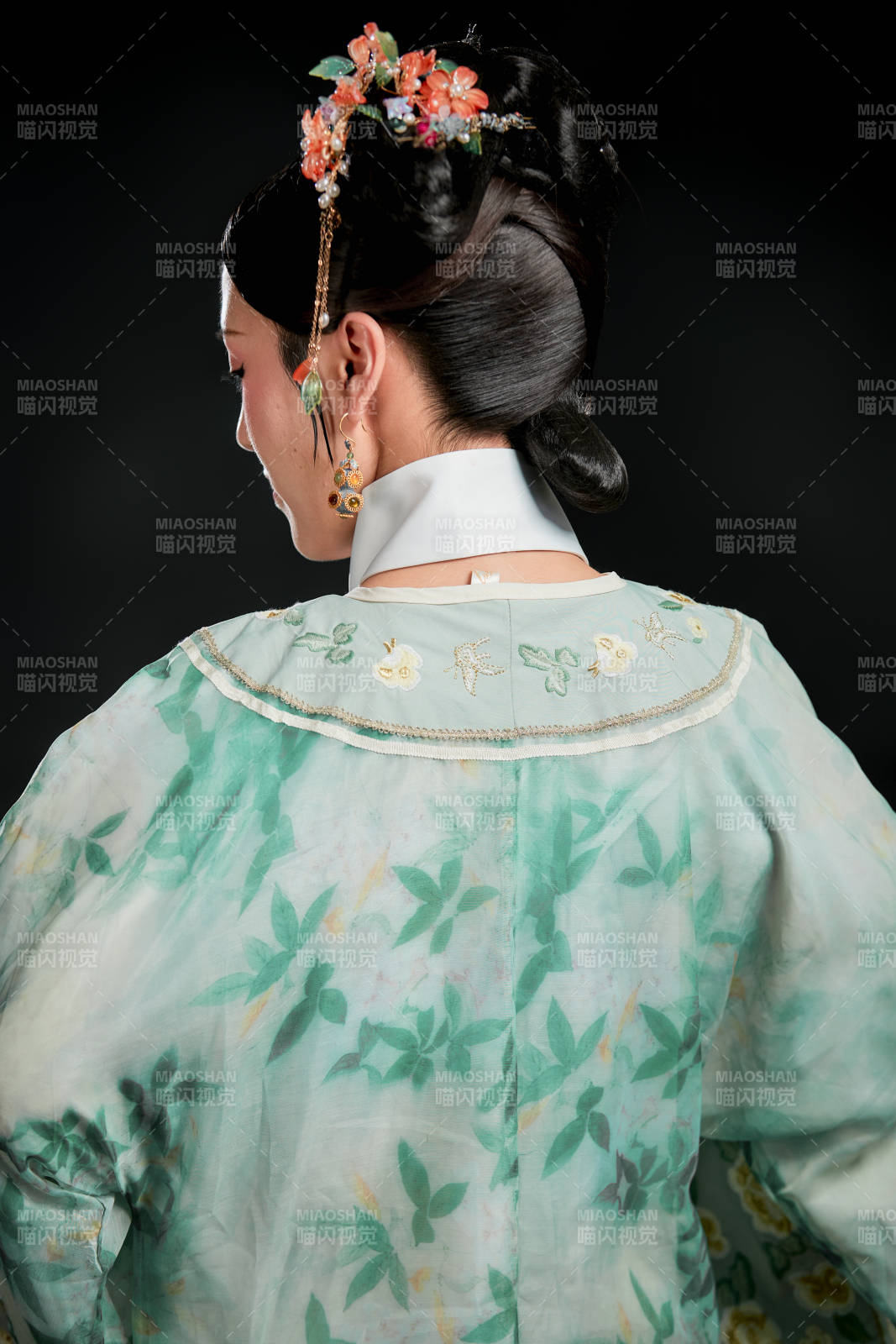 展示中國清朝宮廷服飾的亞洲女性