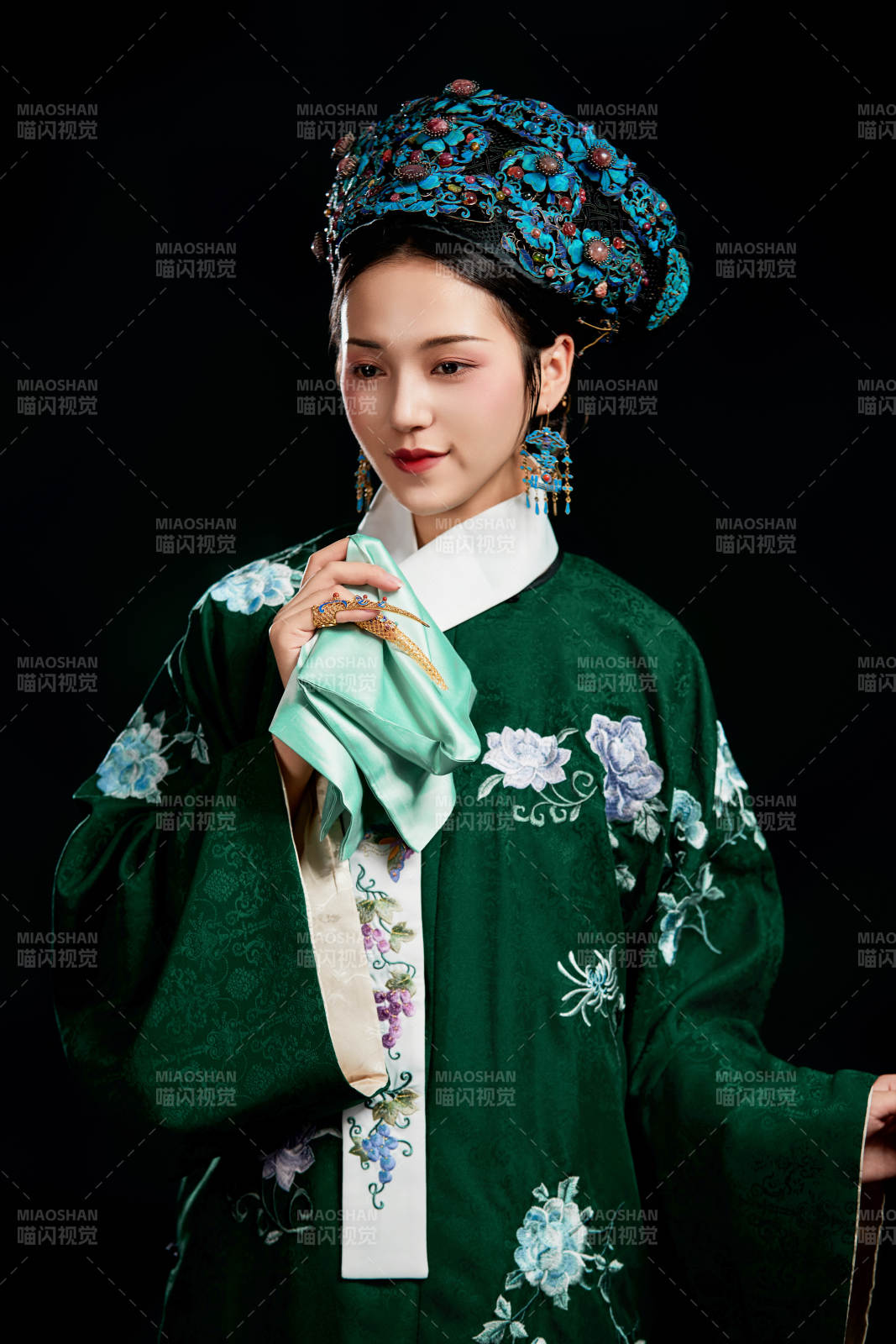 展示中國清朝宮廷服飾的亞洲女性