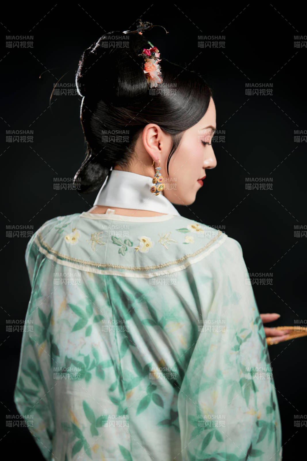 展示中國清朝宮廷服飾的亞洲女性