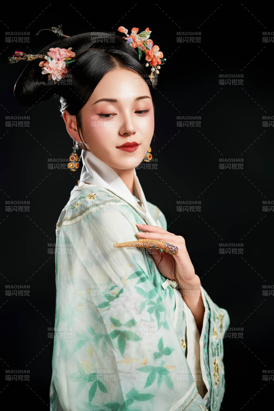 展示中國清朝宮廷服飾的亞洲女性