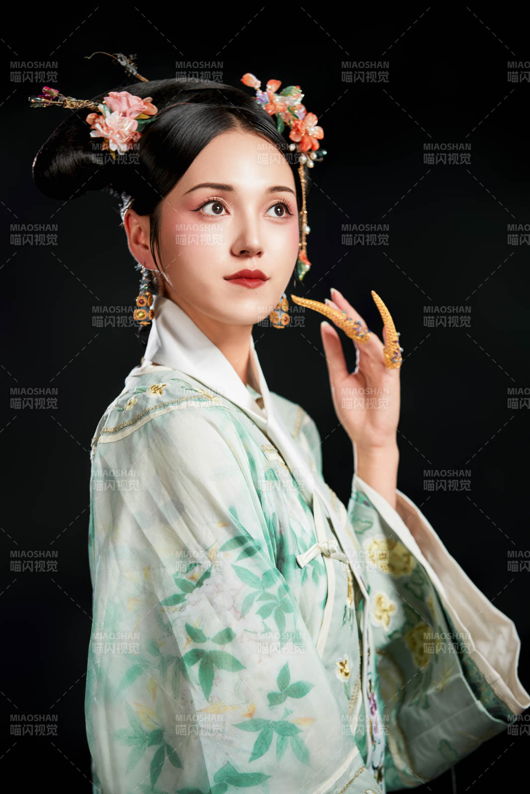 展示中國清朝宮廷服飾的亞洲女性