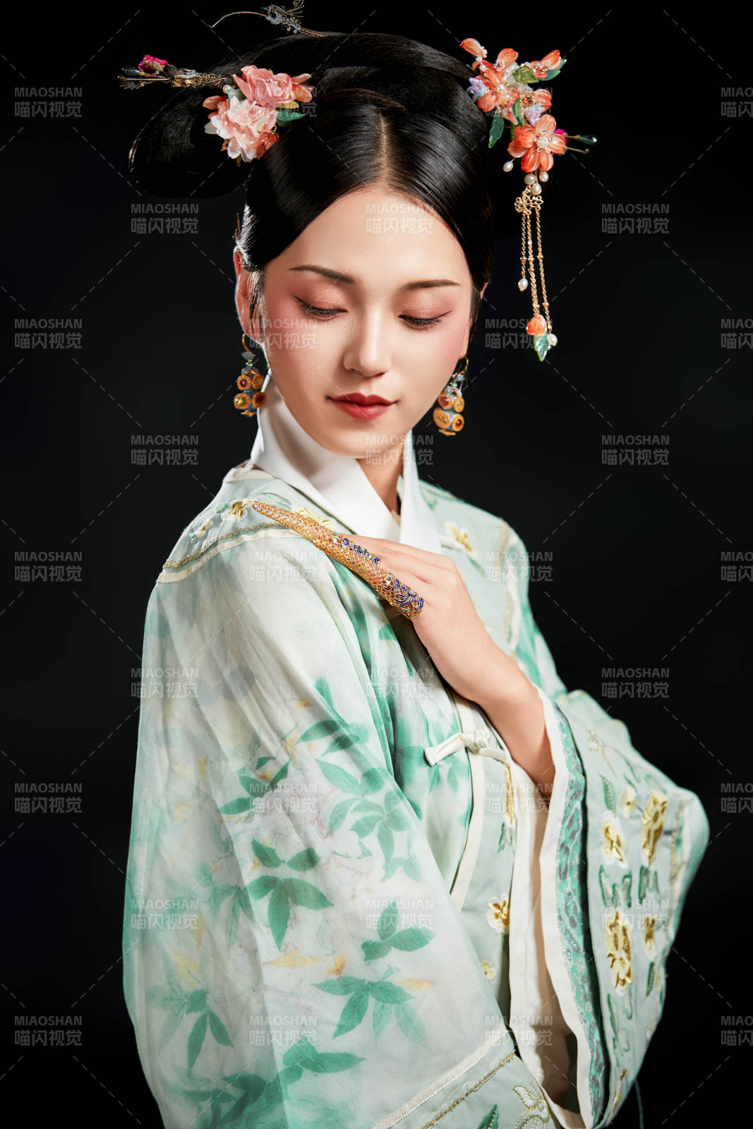 展示中國(guó)清朝宮廷服飾的亞洲女性