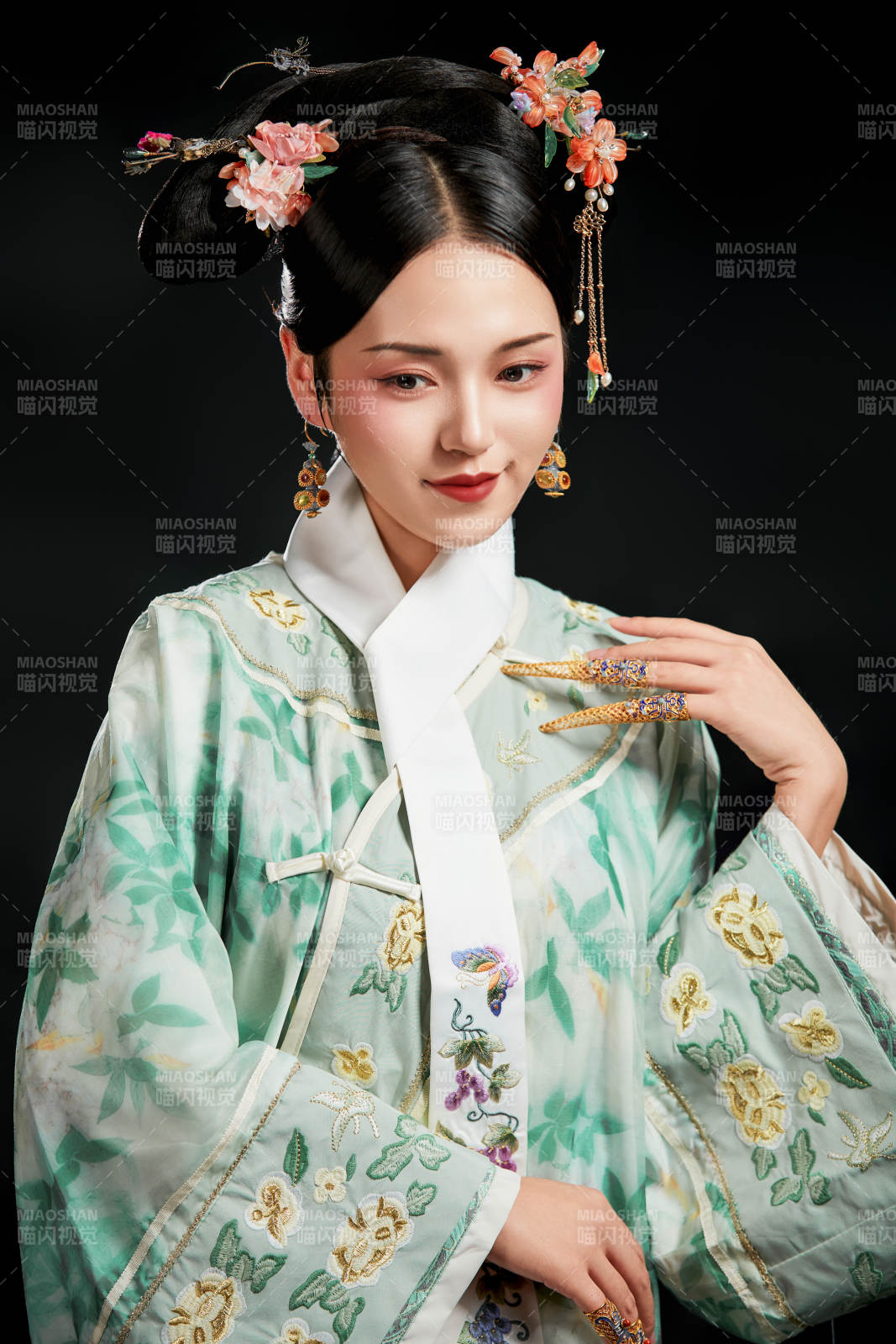 展示中國清朝宮廷服飾的亞洲女性