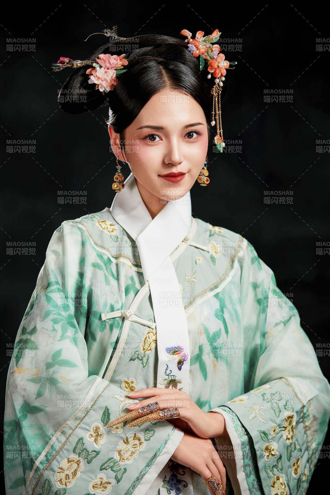 展示中國清朝宮廷服飾的亞洲女性