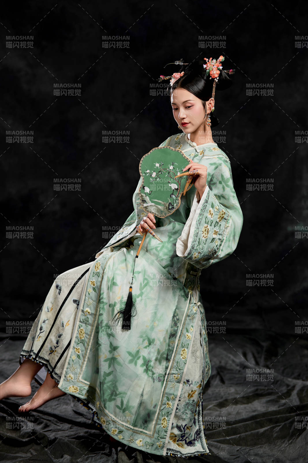 展示中國清朝宮廷服飾的亞洲女性