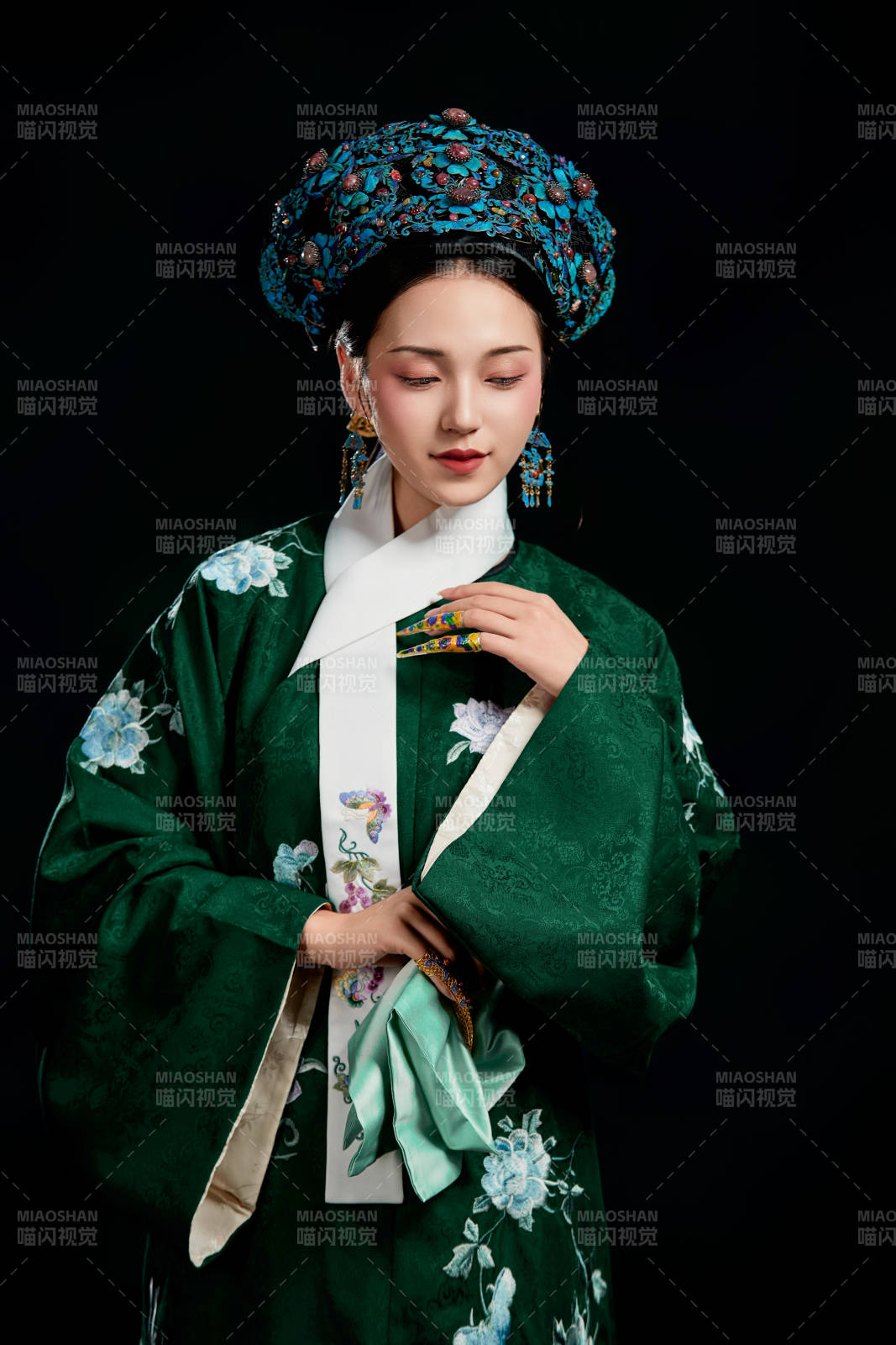 展示中國清朝宮廷服飾的亞洲女性