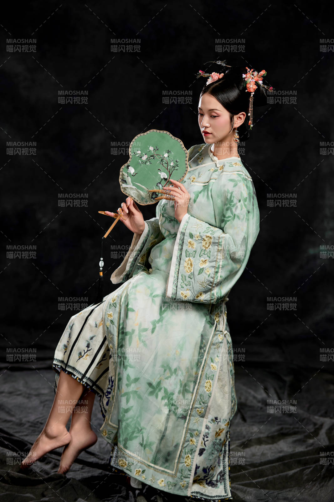 展示中國清朝宮廷服飾的亞洲女性