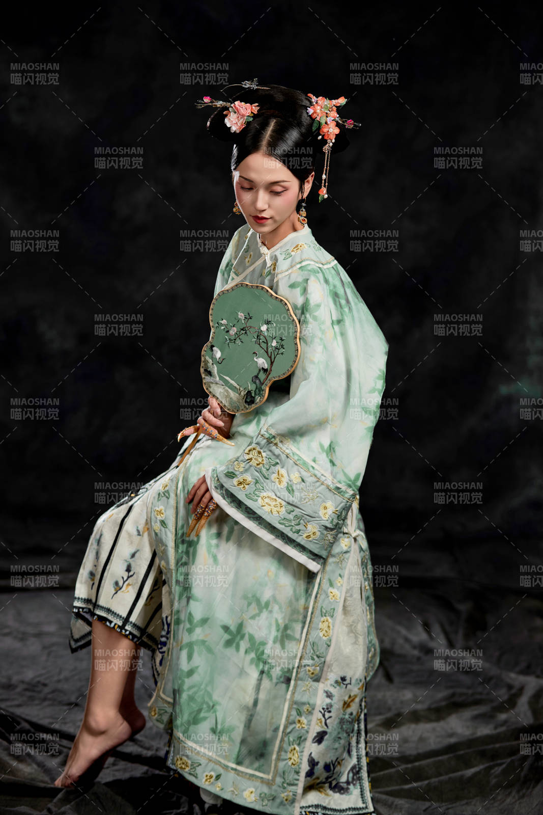 展示中國清朝宮廷服飾的亞洲女性