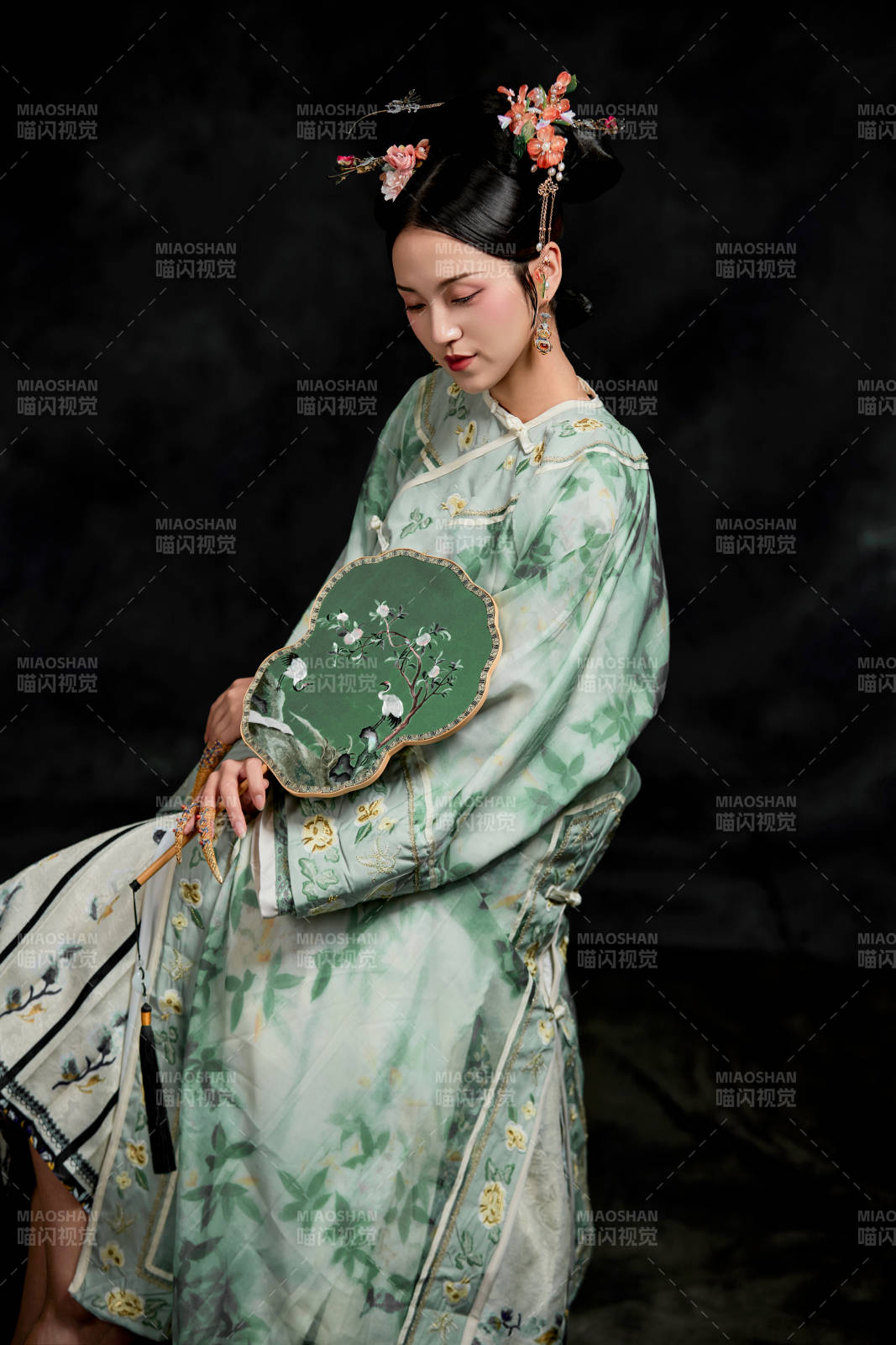 展示中國清朝宮廷服飾的亞洲女性