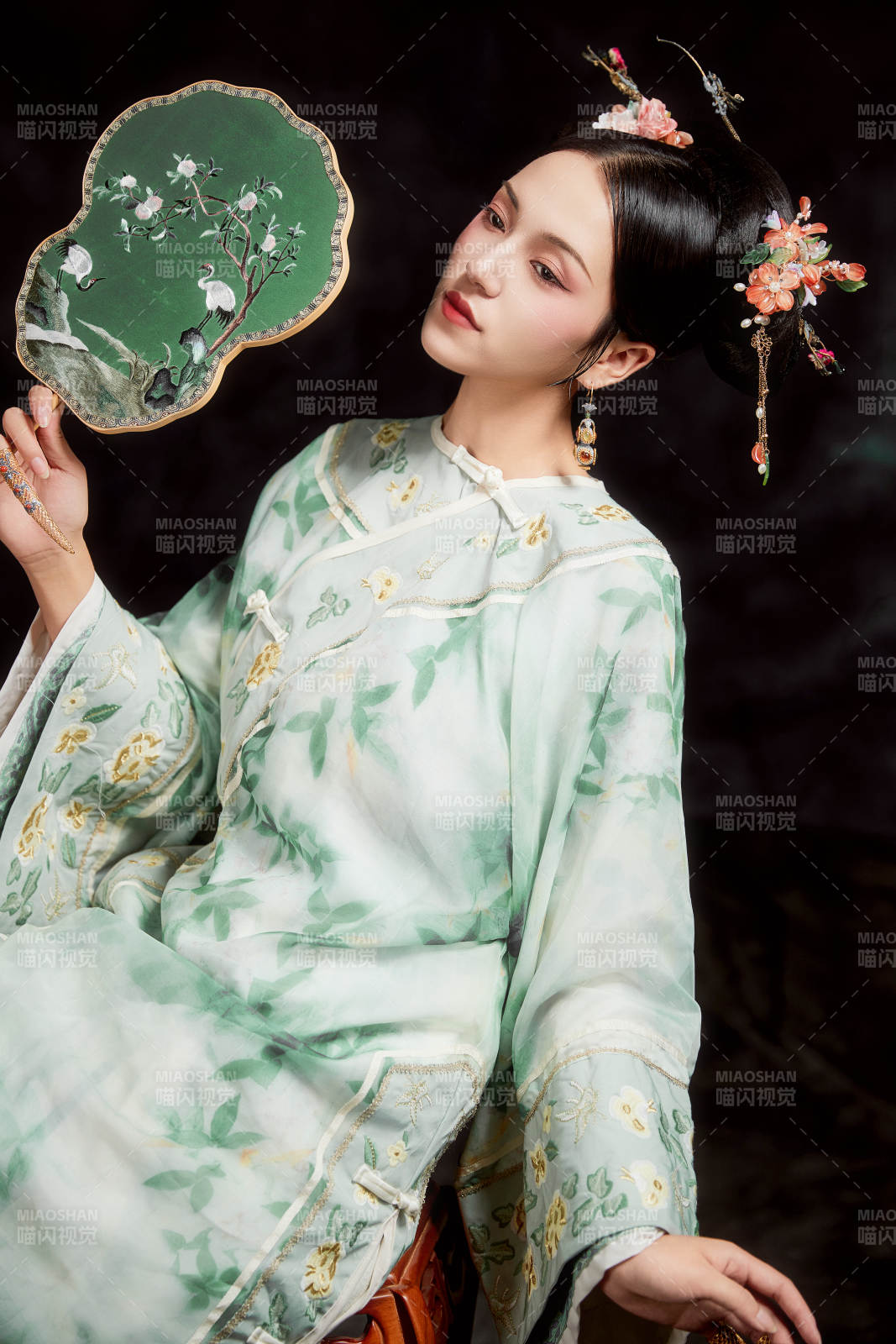 展示中國清朝宮廷服飾的亞洲女性