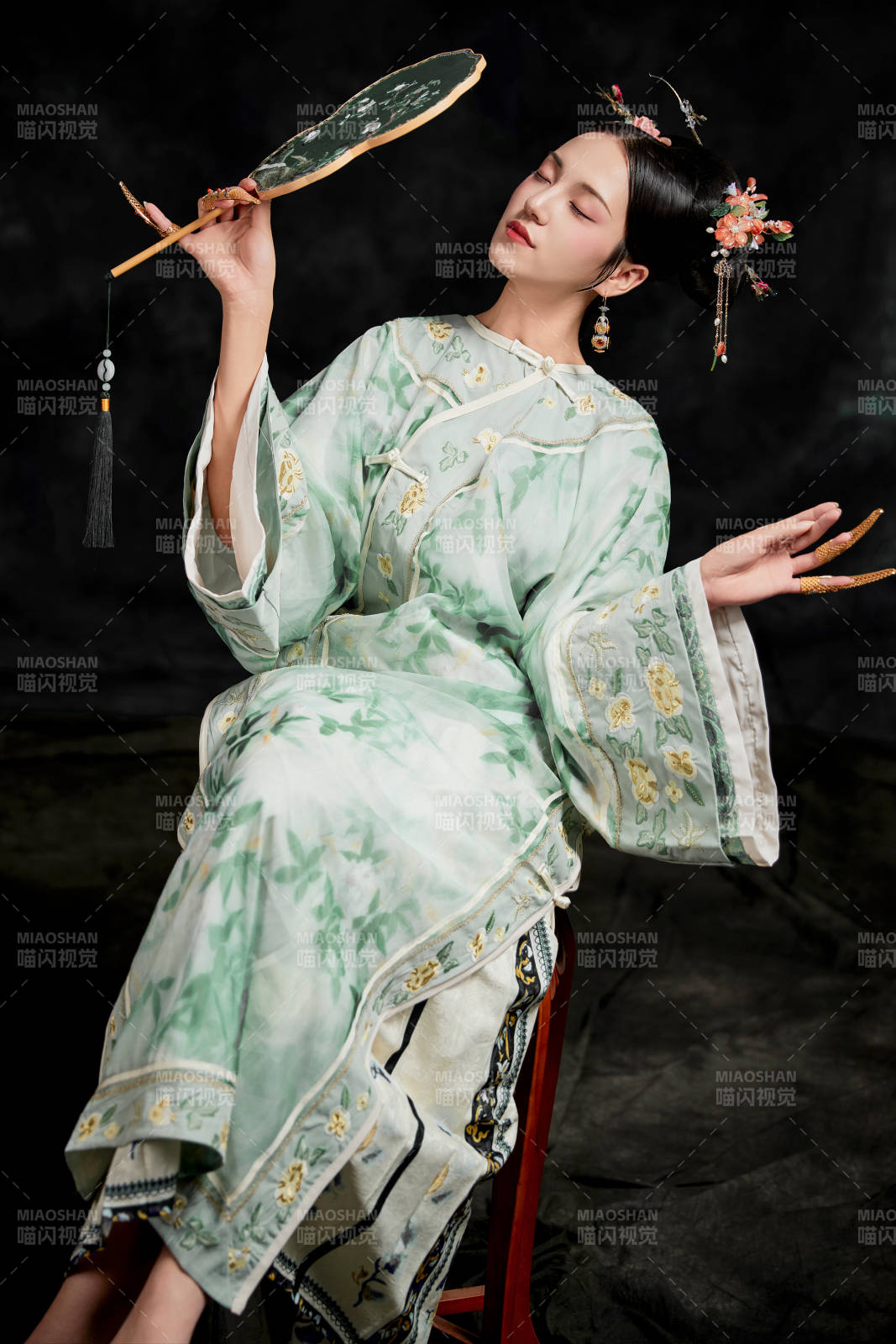 展示中國清朝宮廷服飾的亞洲女性