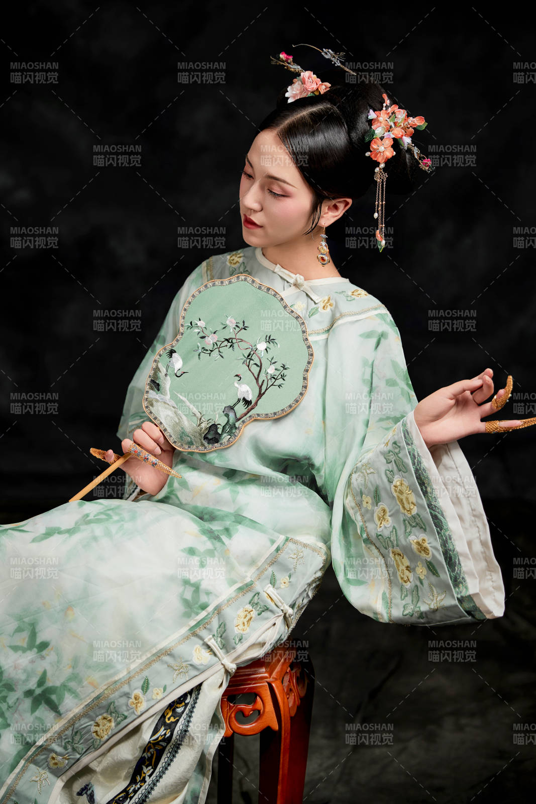 展示中國清朝宮廷服飾的亞洲女性