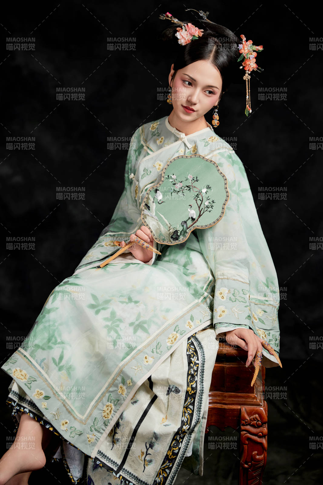 展示中國清朝宮廷服飾的亞洲女性