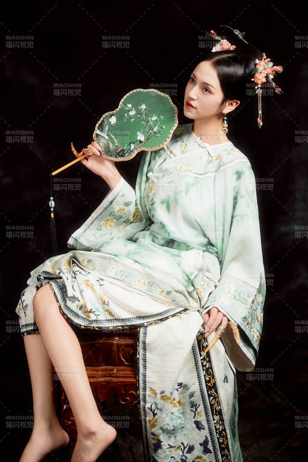 展示中國清朝宮廷服飾的亞洲女性