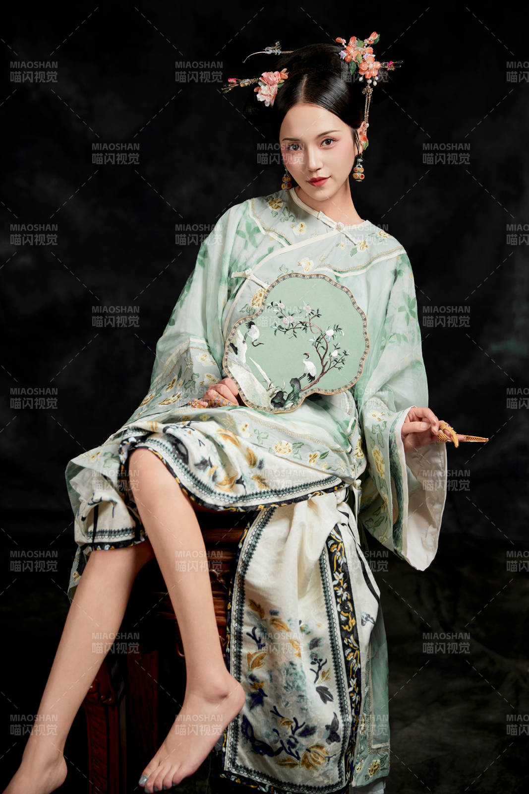 展示中國(guó)清朝宮廷服飾的亞洲女性