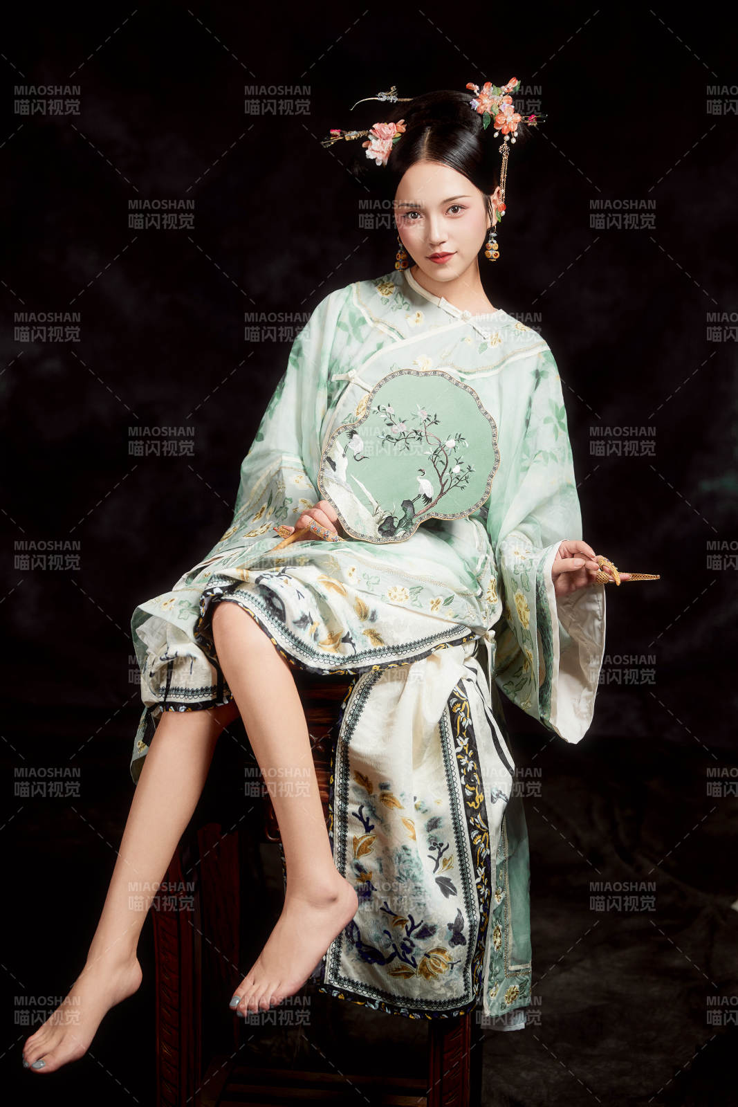 展示中國清朝宮廷服飾的亞洲女性