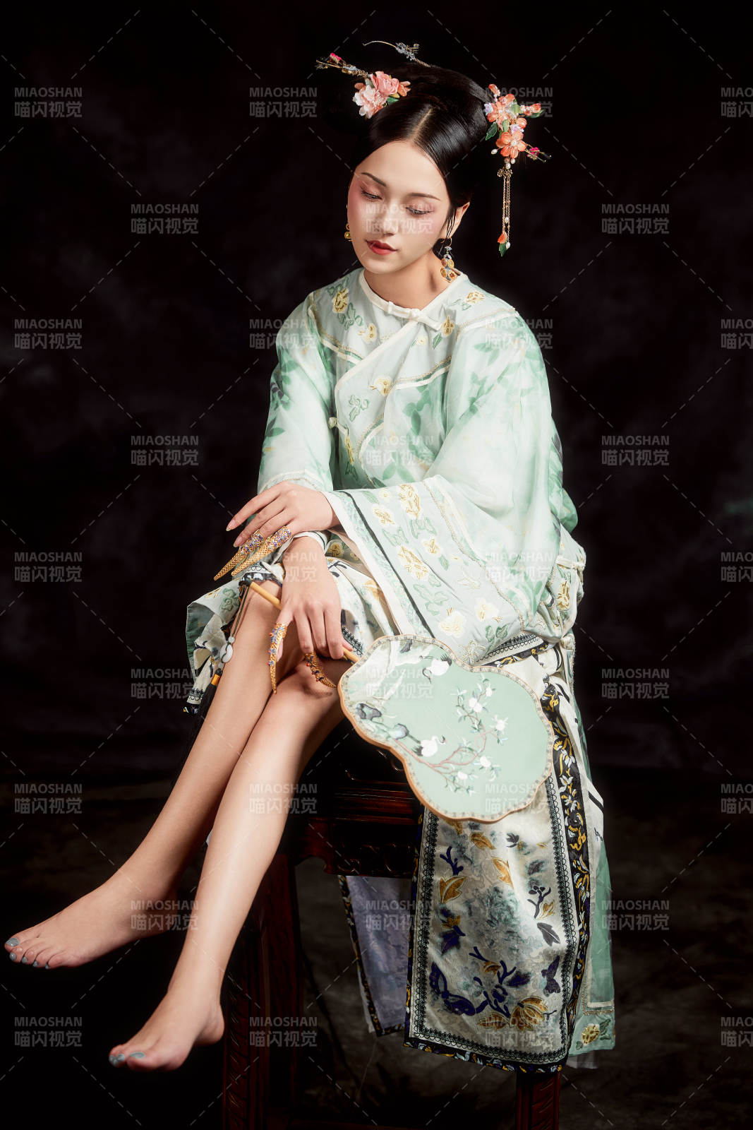 展示中國清朝宮廷服飾的亞洲女性