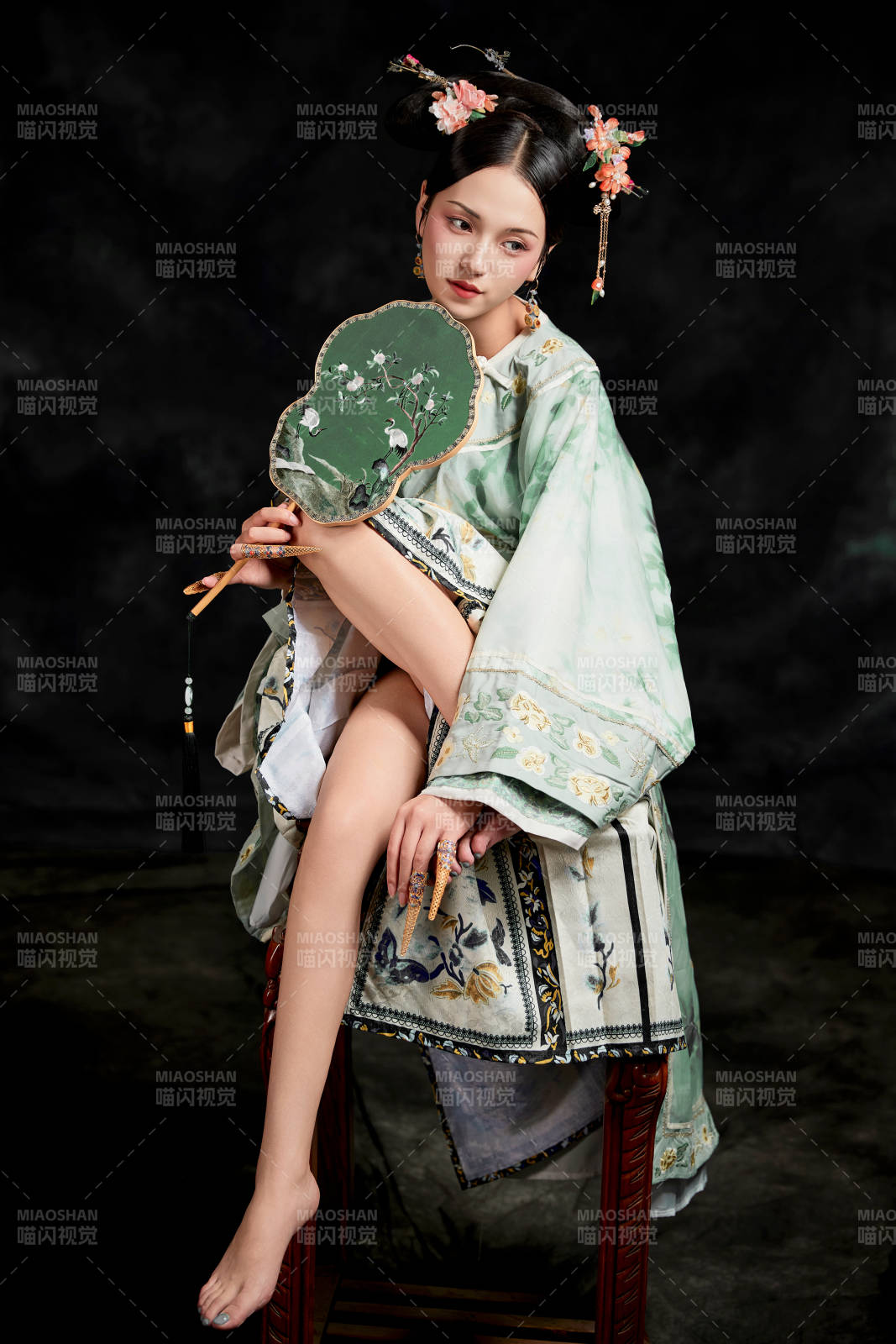 展示中國清朝宮廷服飾的亞洲女性