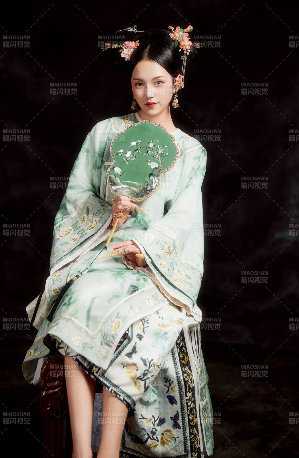 展示中國清朝宮廷服飾的亞洲女性