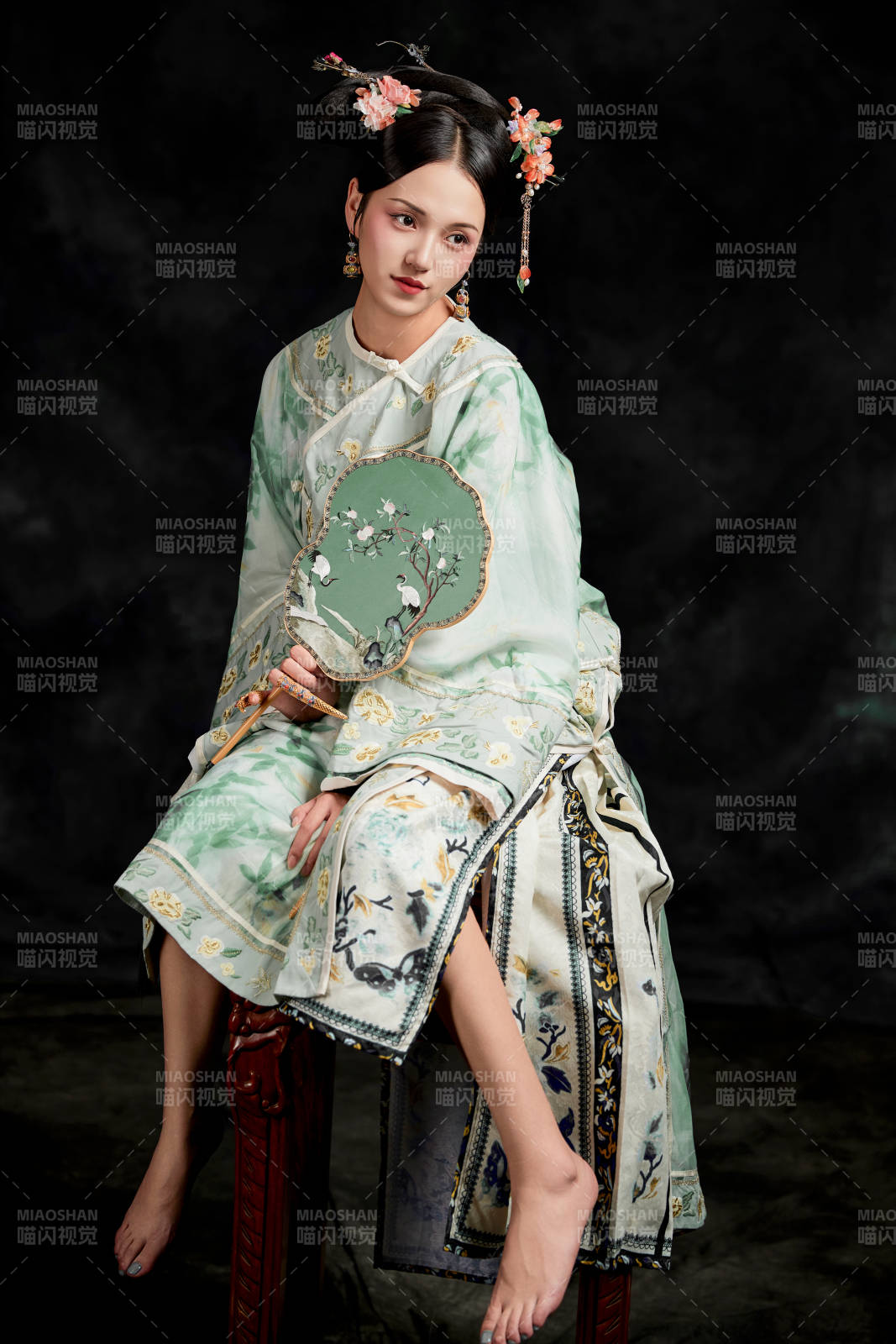 展示中國清朝宮廷服飾的亞洲女性