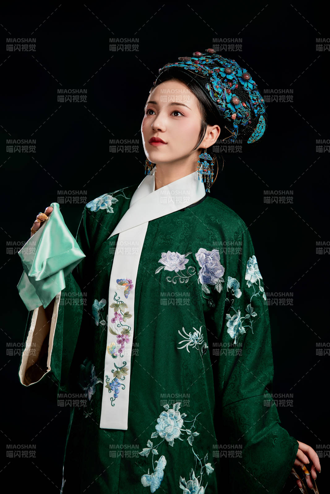 展示中國清朝宮廷服飾的亞洲女性