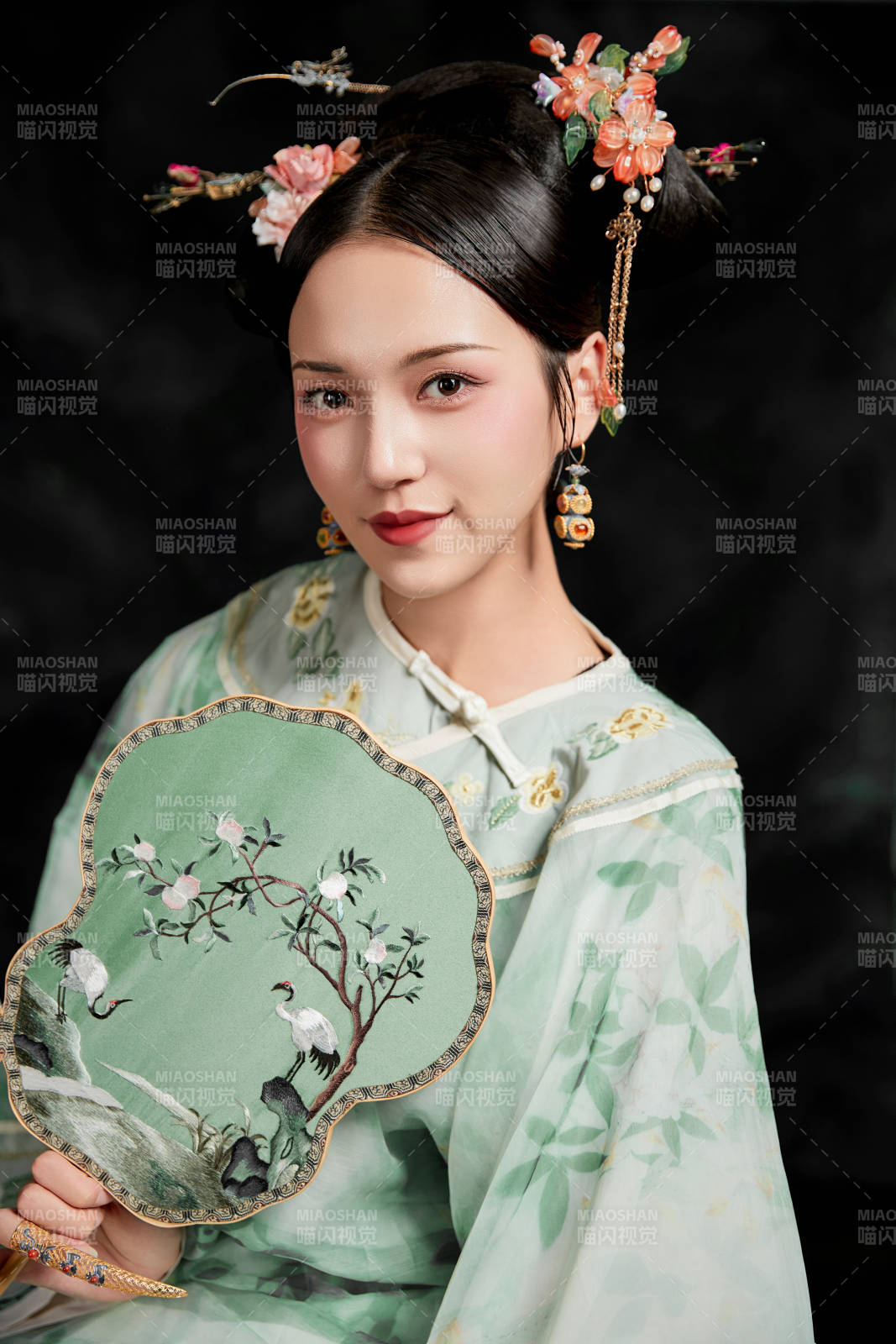 展示中國清朝宮廷服飾的亞洲女性